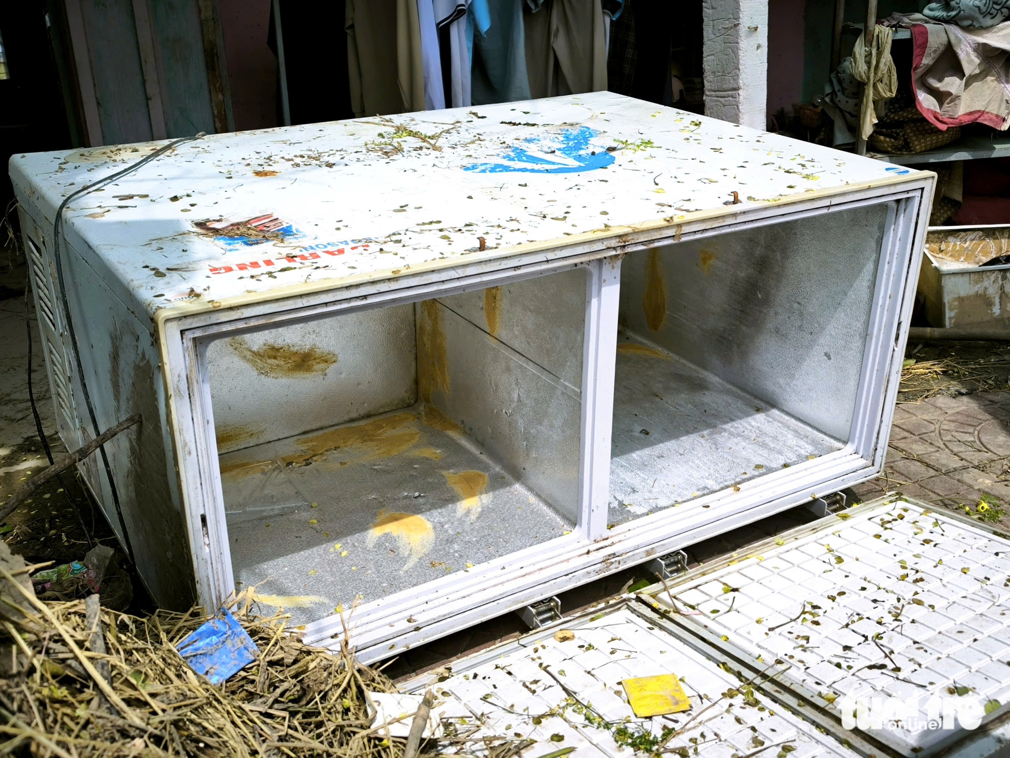 电子技师涉水至东和区，免费为乡亲修理冰箱和洗衣机