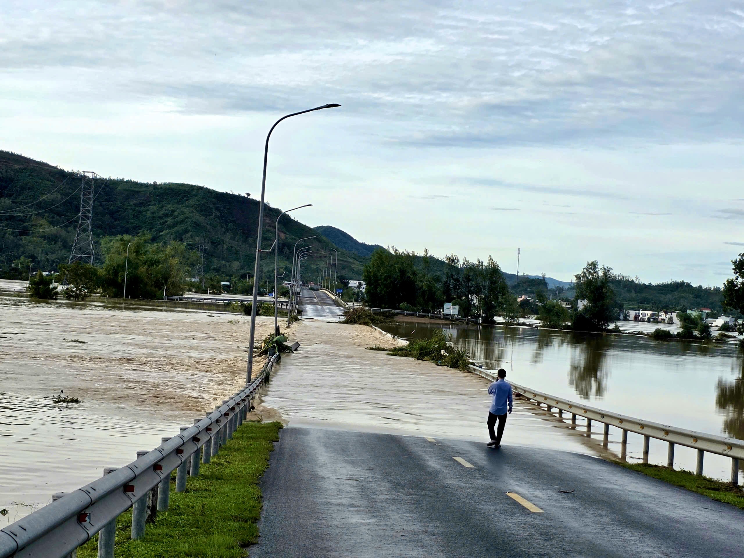 风暴过后天气晴朗，达克拉克东部多地仍被洪水淹没