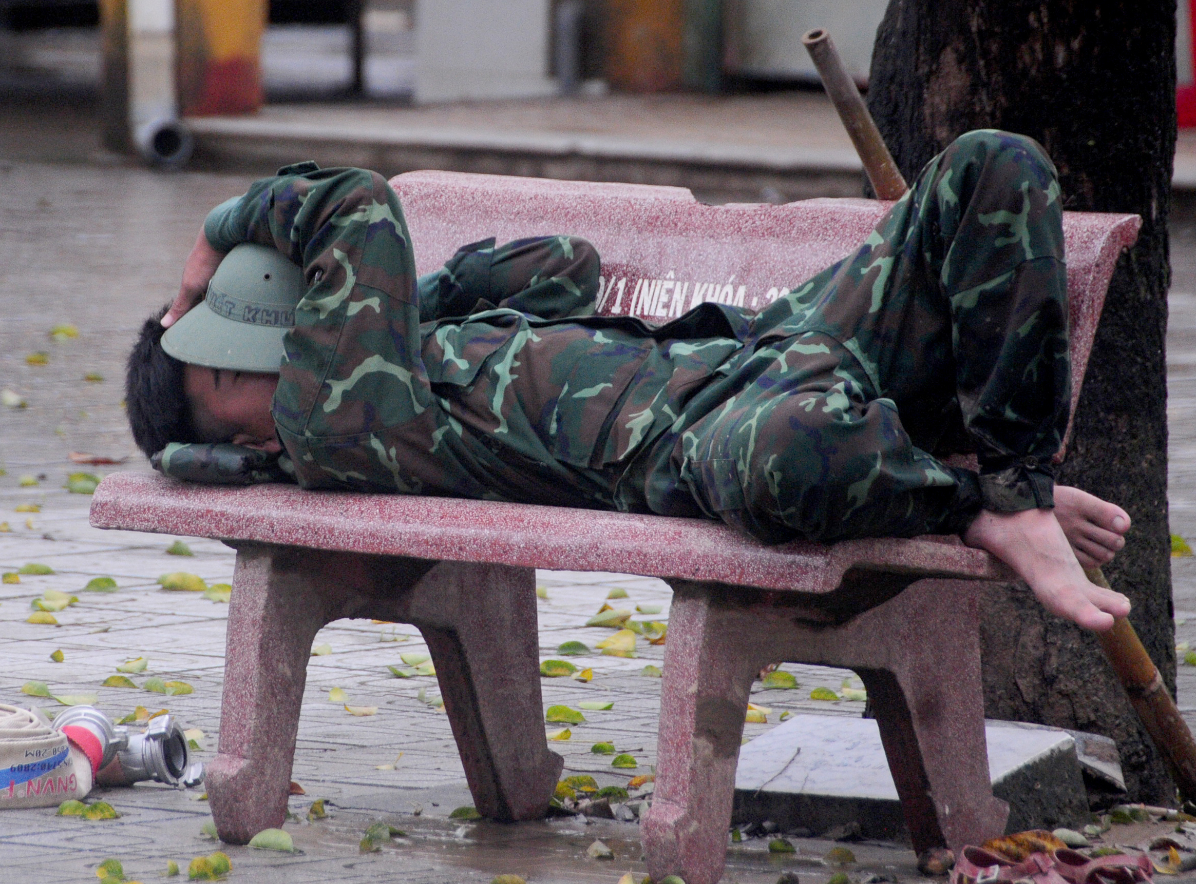 中部地区部队在一个月内两次帮助民众渡过特大洪水