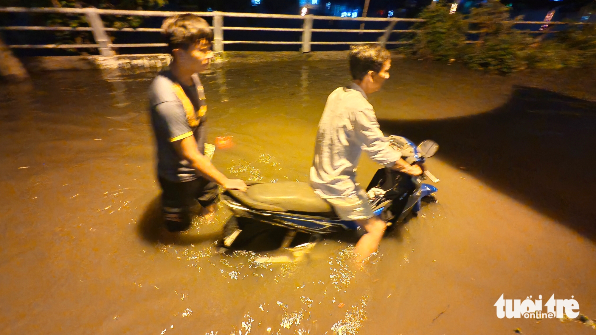 胡志明市潮水高涨，幸好没有下雨