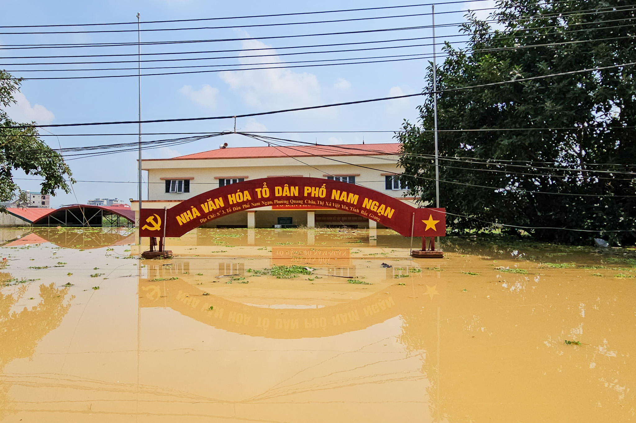 与Cầu河洪水'战斗'四天：有钱也买不到一顿饭