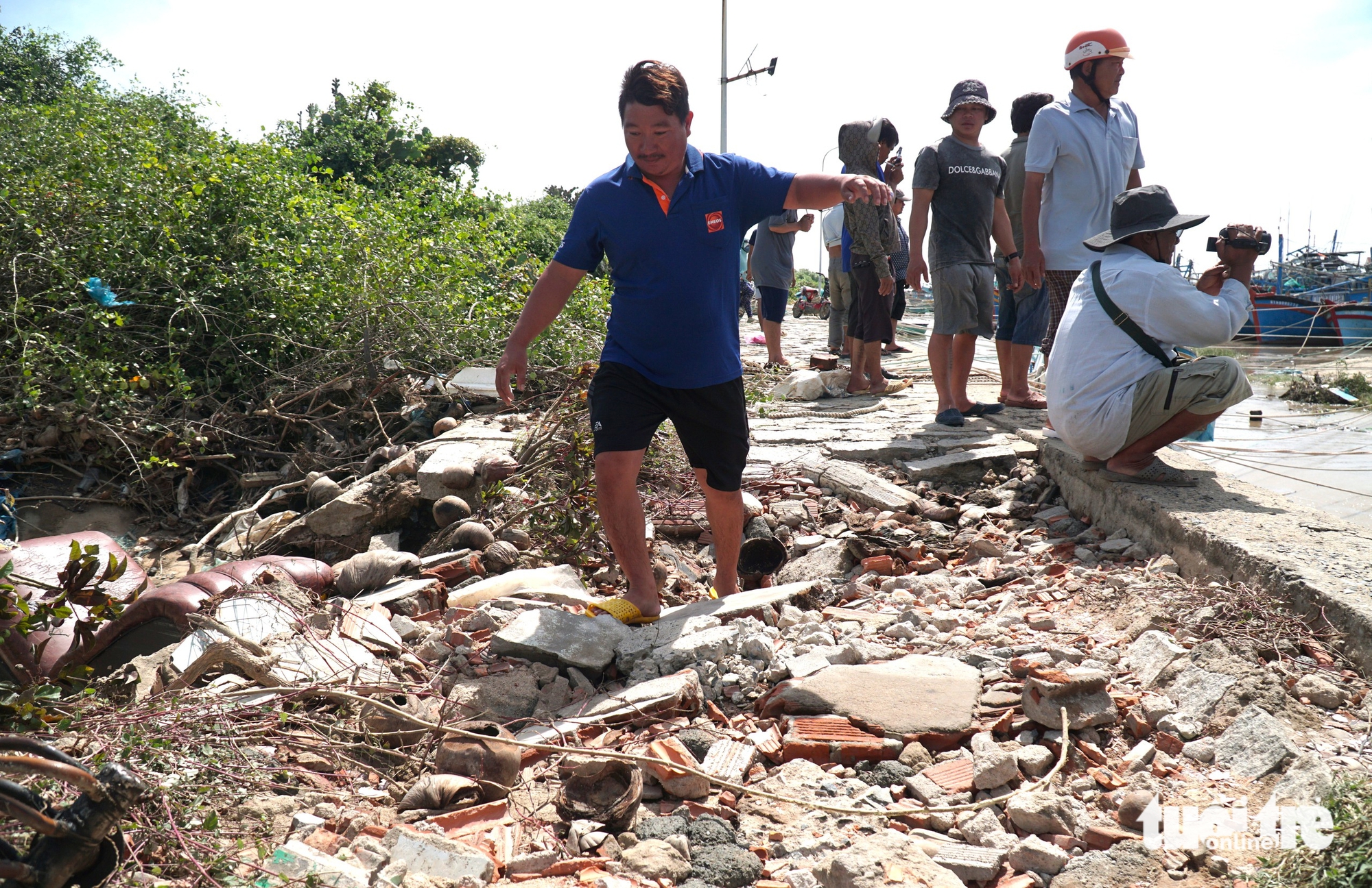 渔民在连香海口打捞沉没渔船后心痛不已