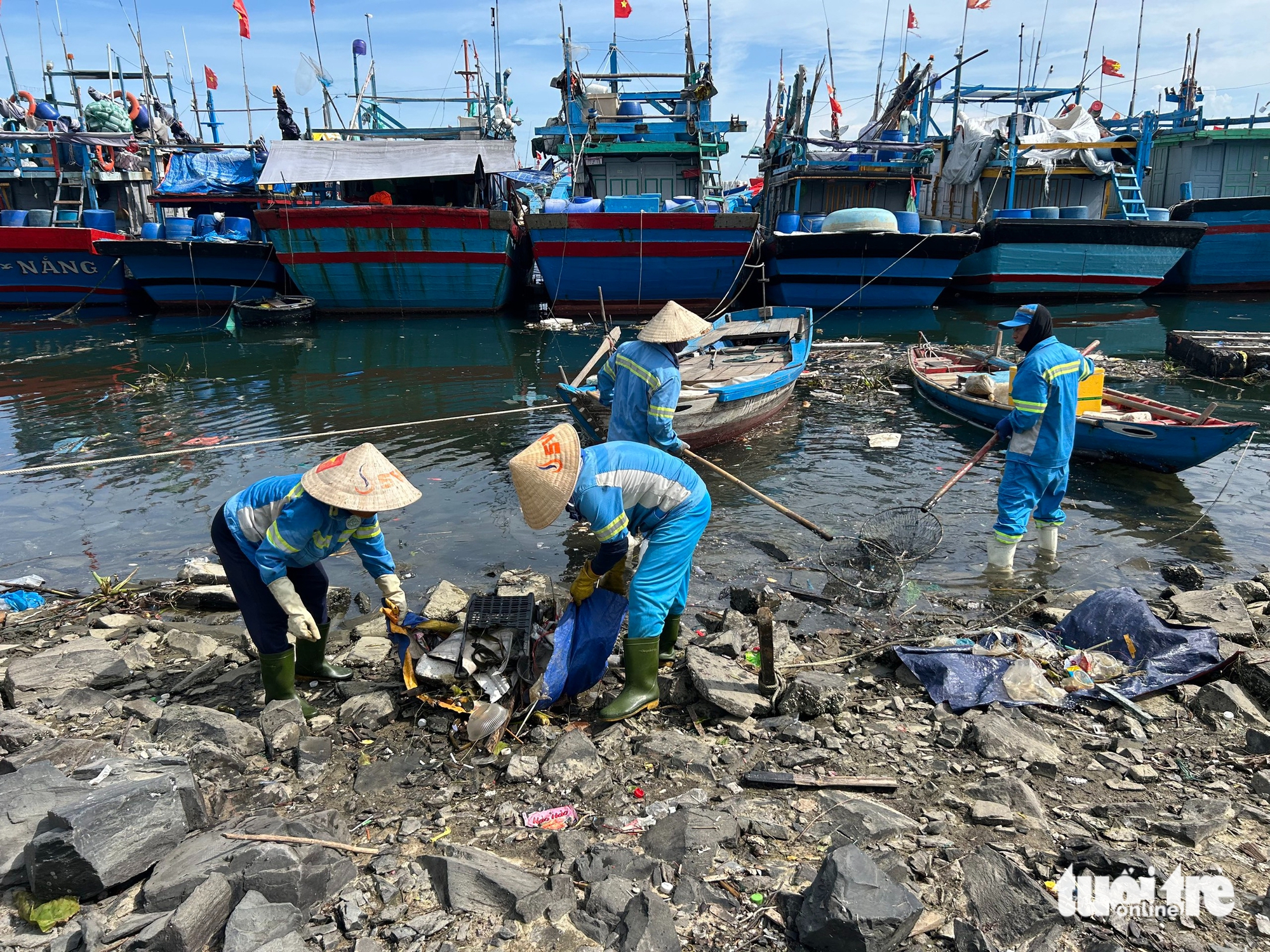 岘港海滩在10号台风后垃圾遍地