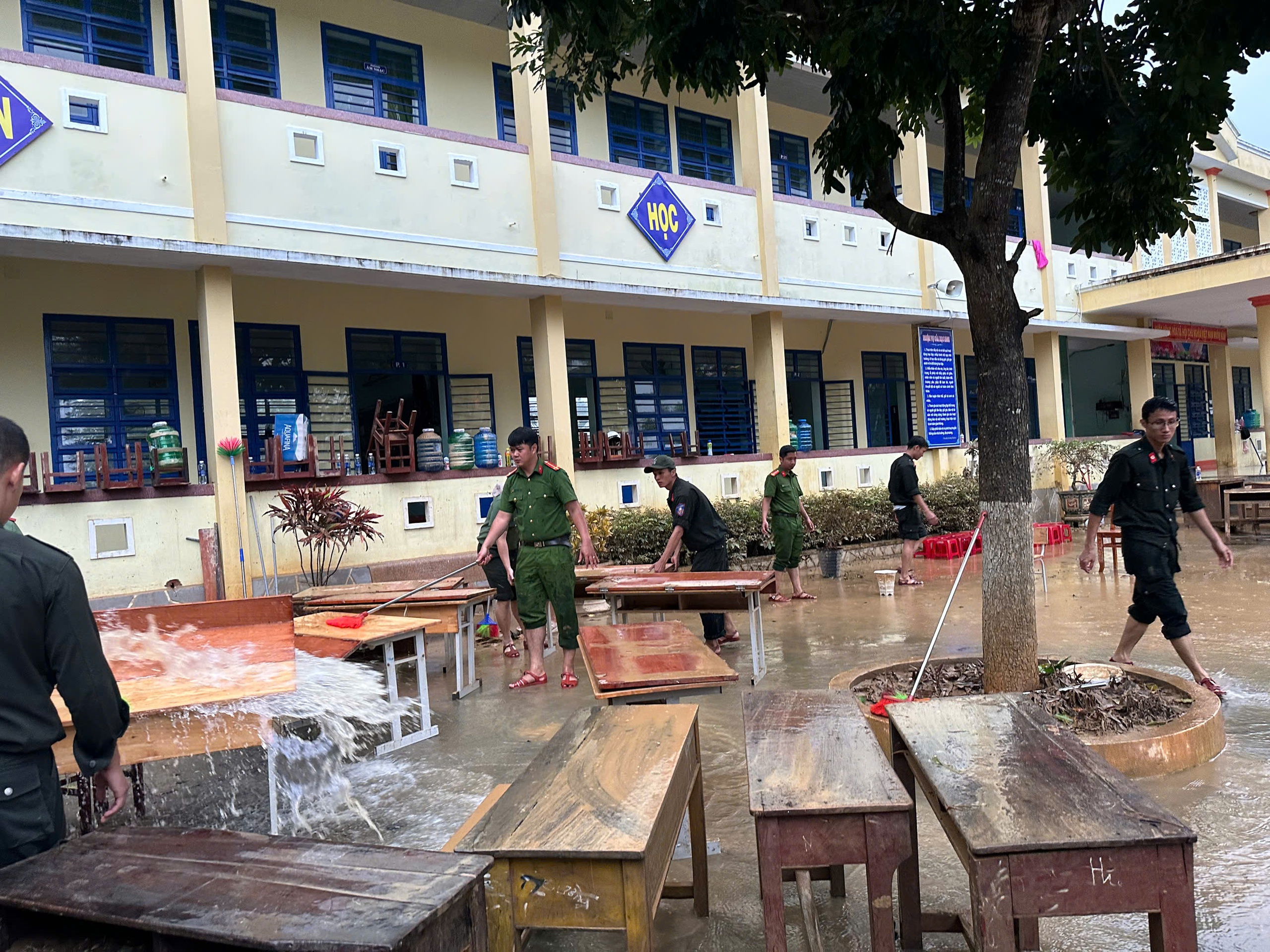 心痛！岘港洪水中心区教师清洗层层淤泥为学生寻找学习用品