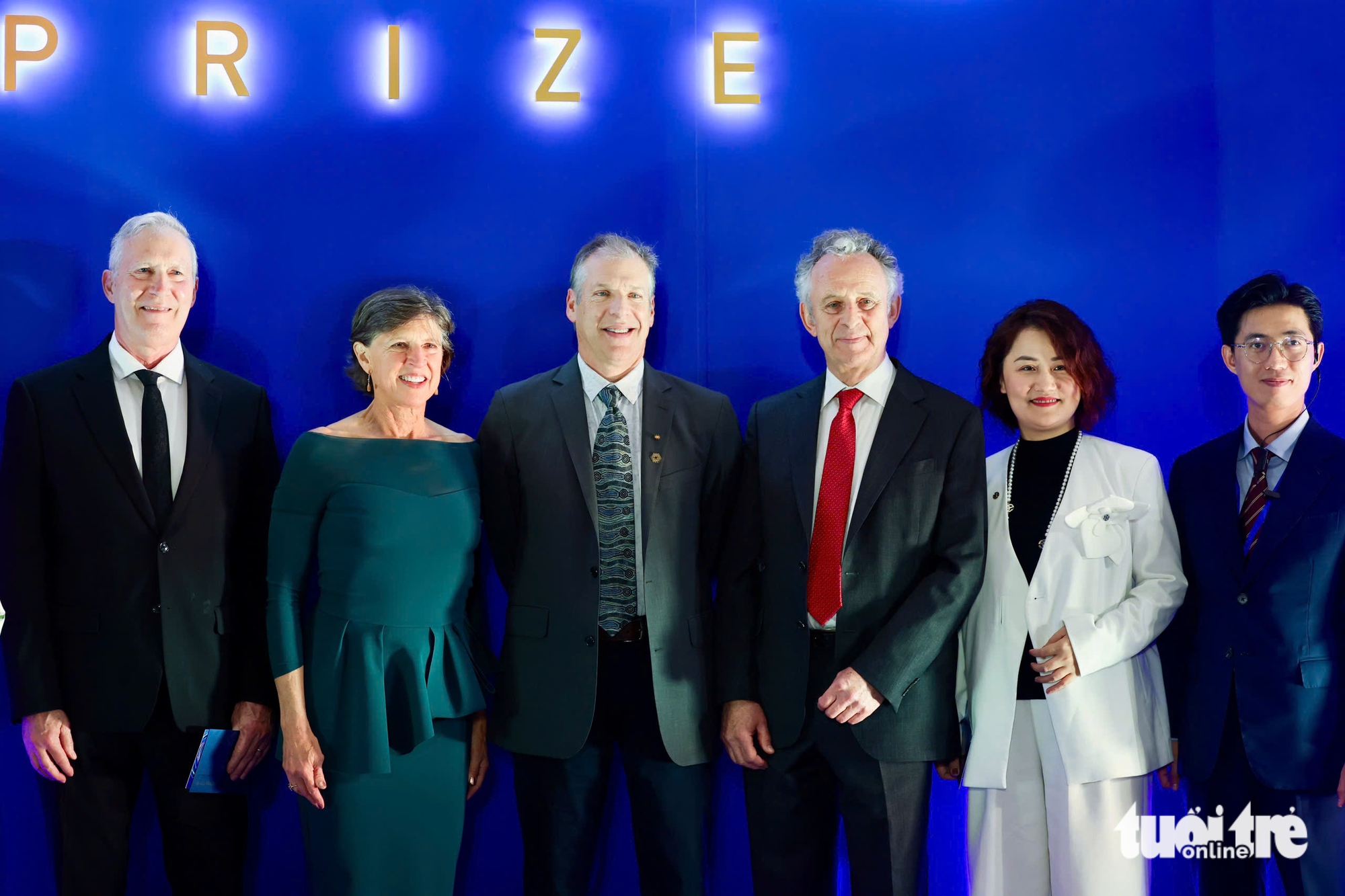 亿万富翁范日旺与两个儿子及贵宾团出席VinFuture颁奖典礼之夜