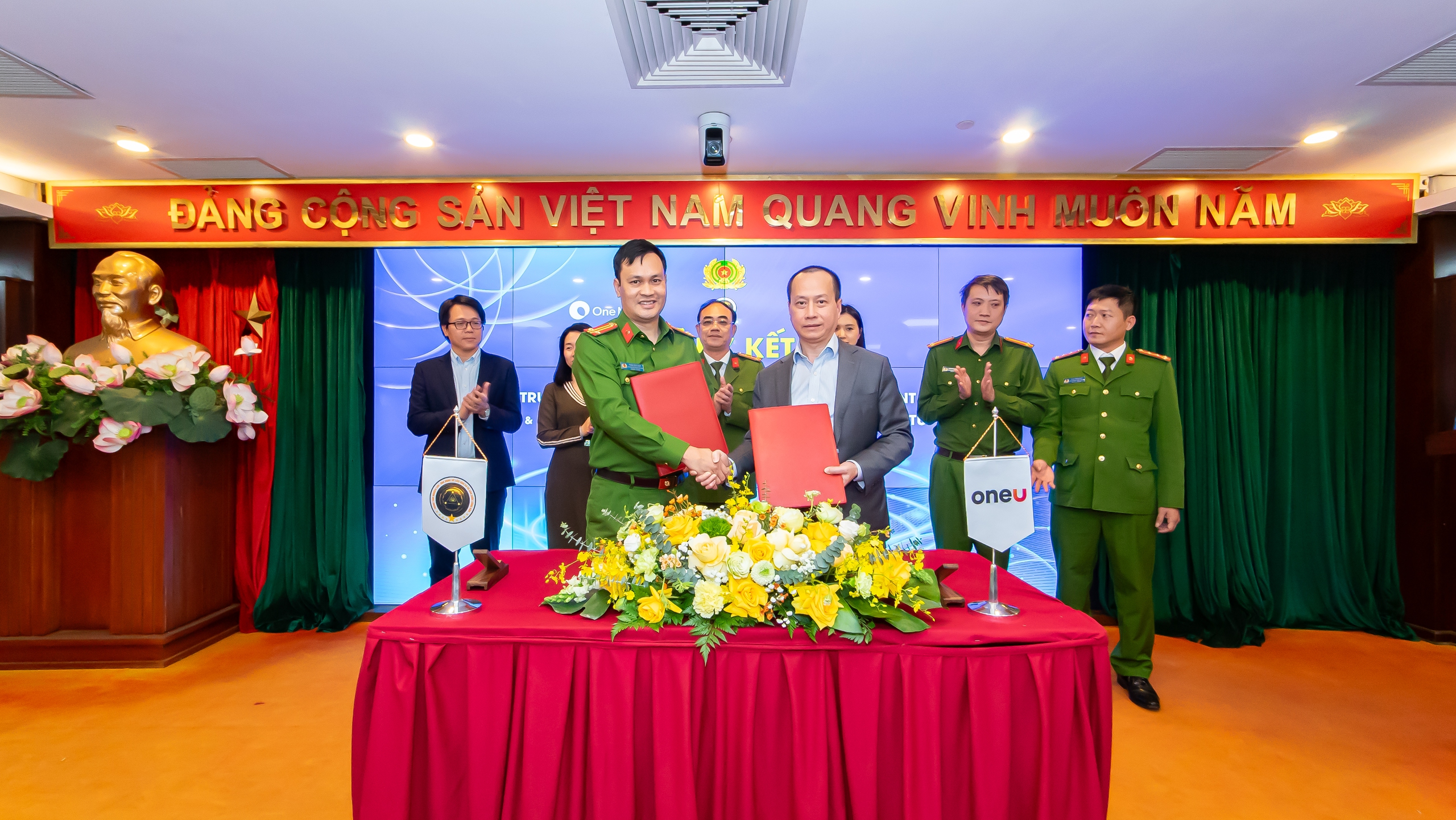 公安部在OneU应用上通过VNeID部署电子认证服务