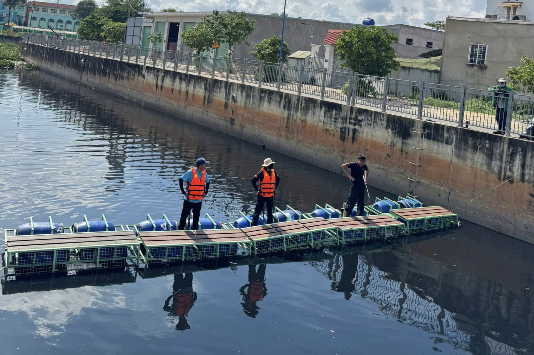 在黑水渠安装新版垃圾拦截浮筒，清洁工无需下水