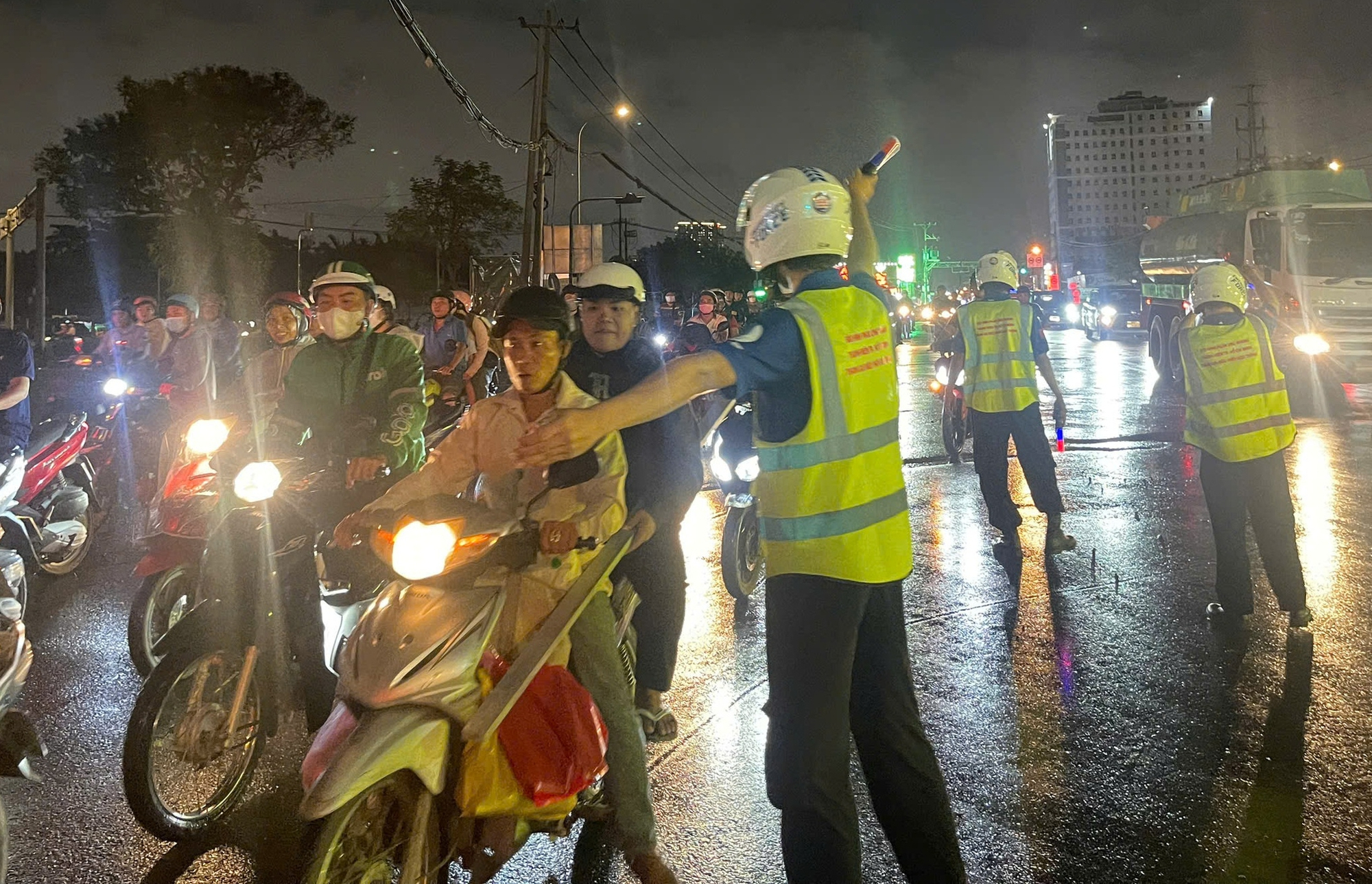 胡志明市潮汐达到顶峰，年轻人组建志愿者队伍帮助民众安全渡过洪水