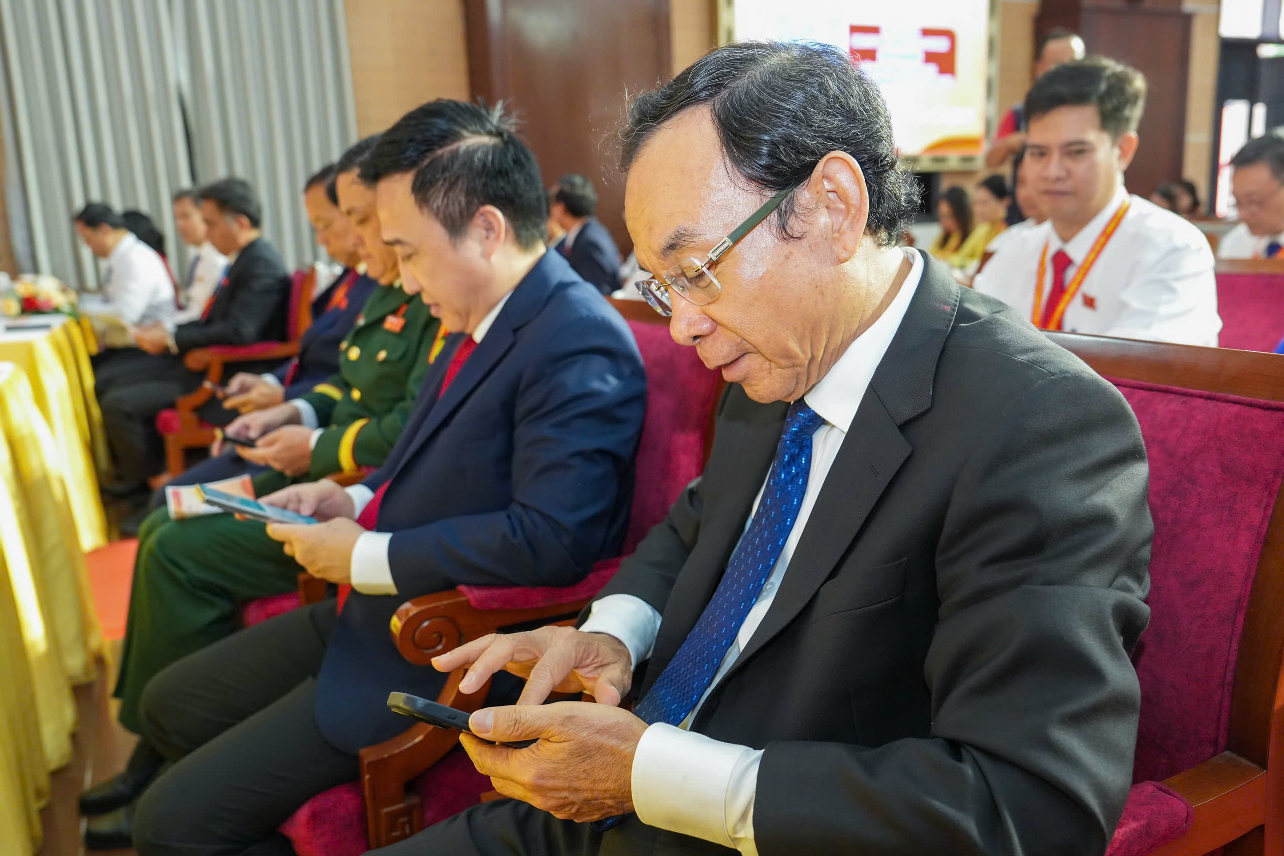 胡志明市人民委员会党部代表捐款近100亿越南盾支持受灾同胞