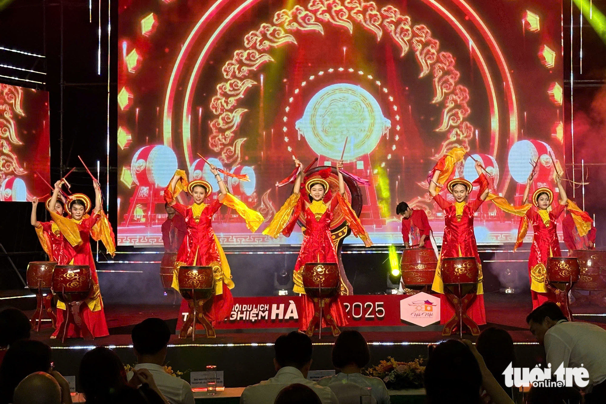 游客在2025年河内旅游节上‘正宗’品尝莲花茶