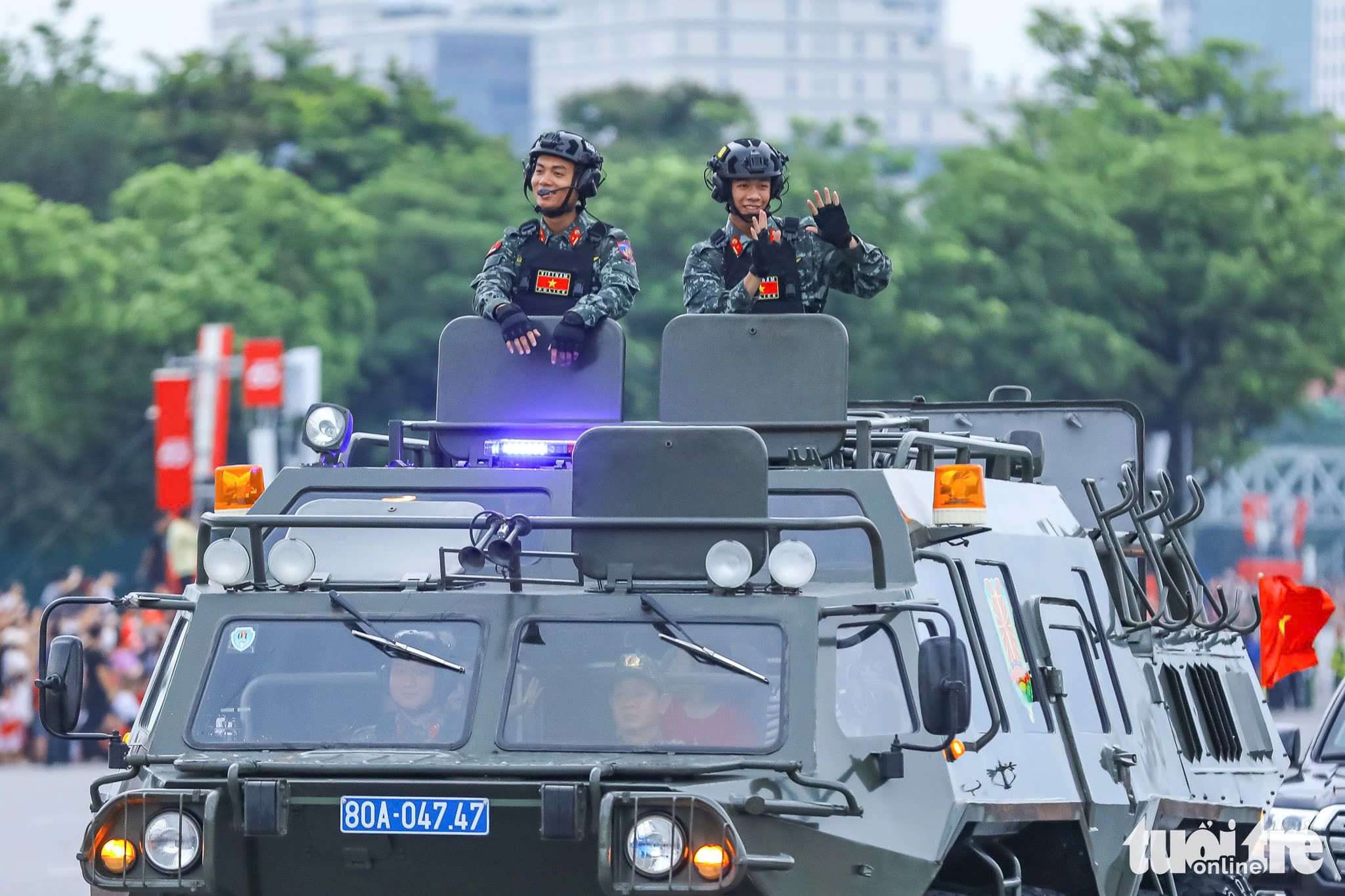 美亭体育场鸣炮，开启阅兵游行合练序幕