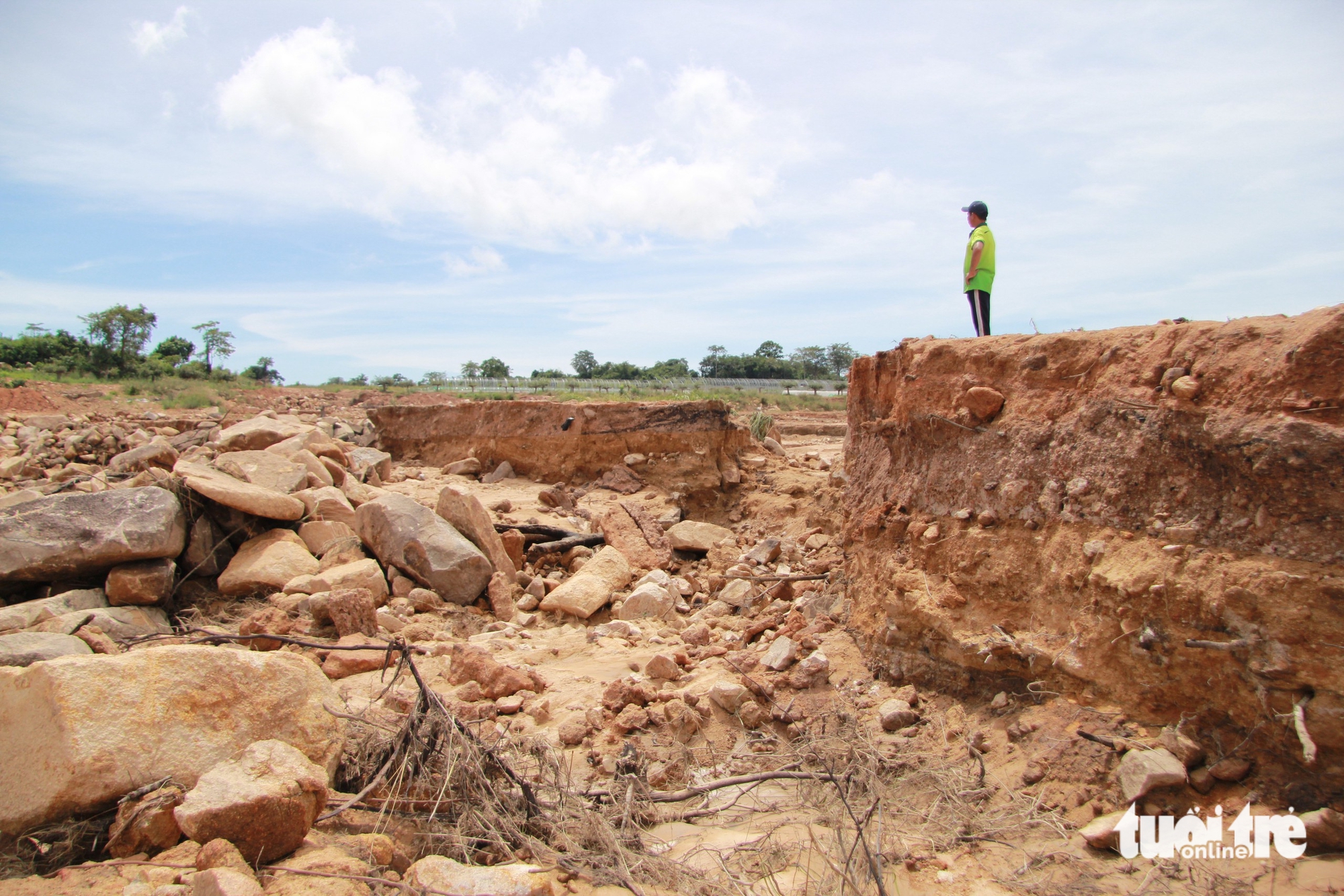 近距离观察山上水库溃坝摧毁农作物和民宅