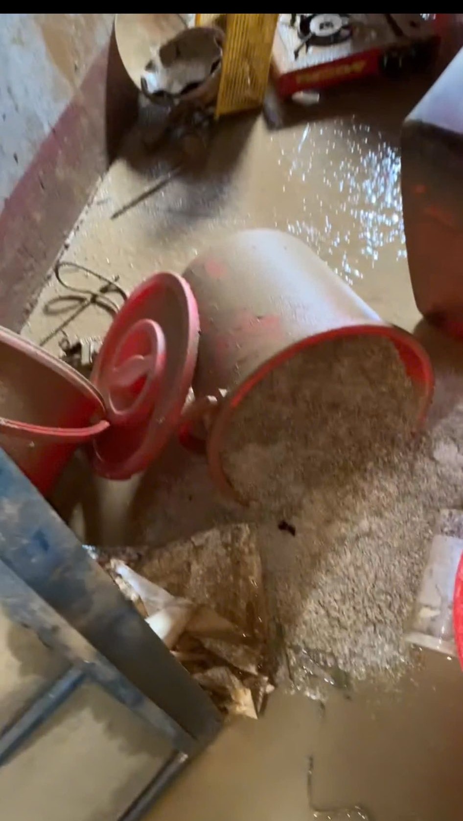 面对一片狼藉的出租屋，学生书籍淹没在洪水中，令人心酸