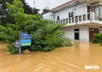 顺化河沿岸村庄95%被淹没,香蕉筏成为民众渡洪的船只