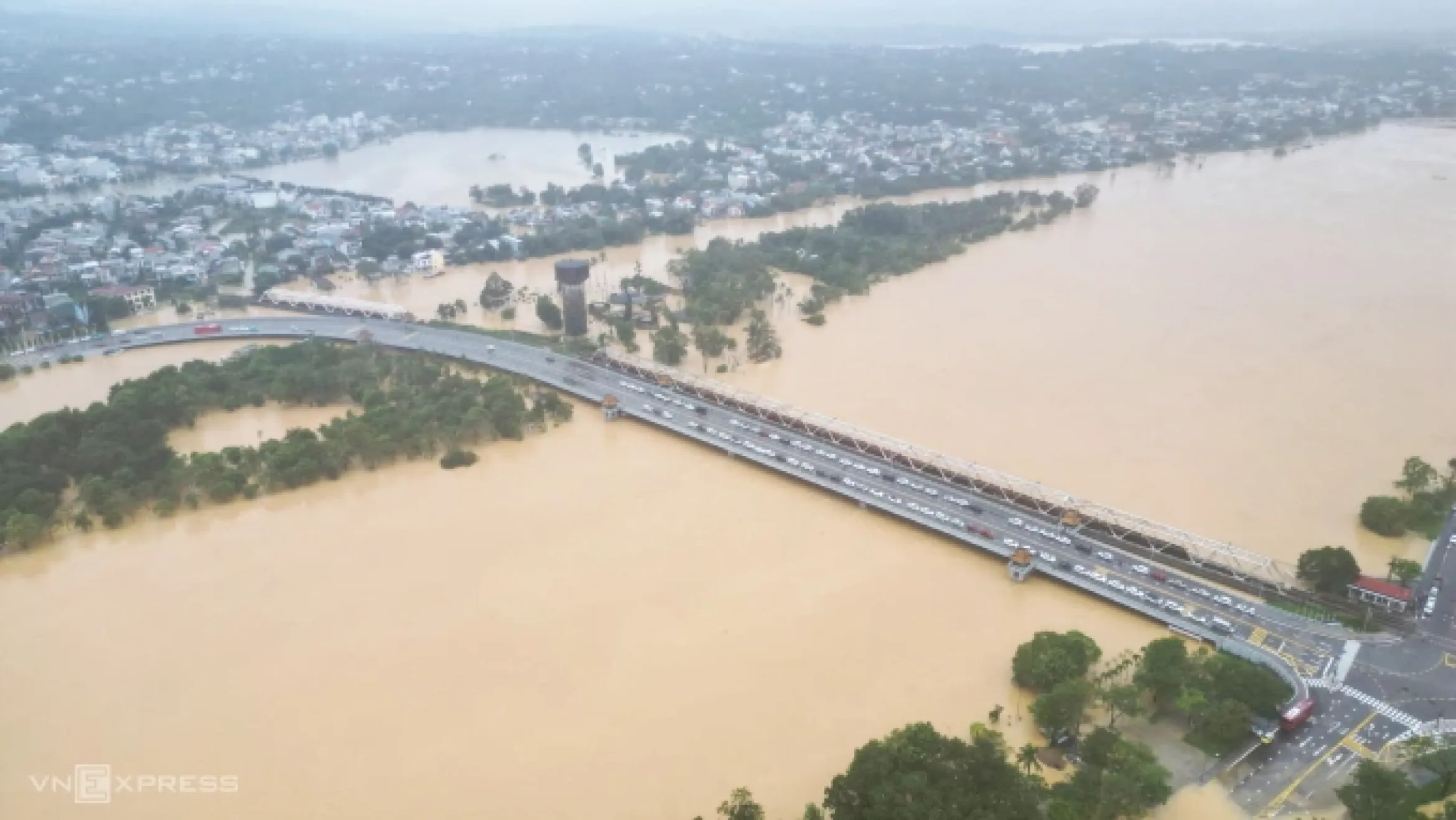 增加450吨列车以阻止洪水冲毁铁路桥