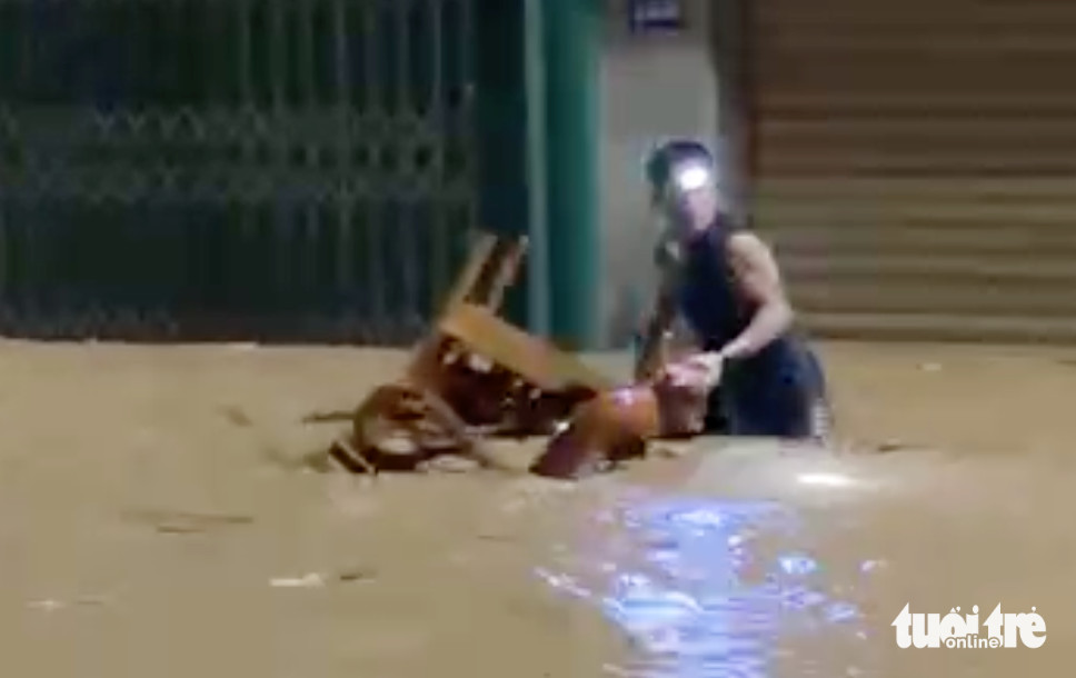 山区居民连夜紧急撤离洪水