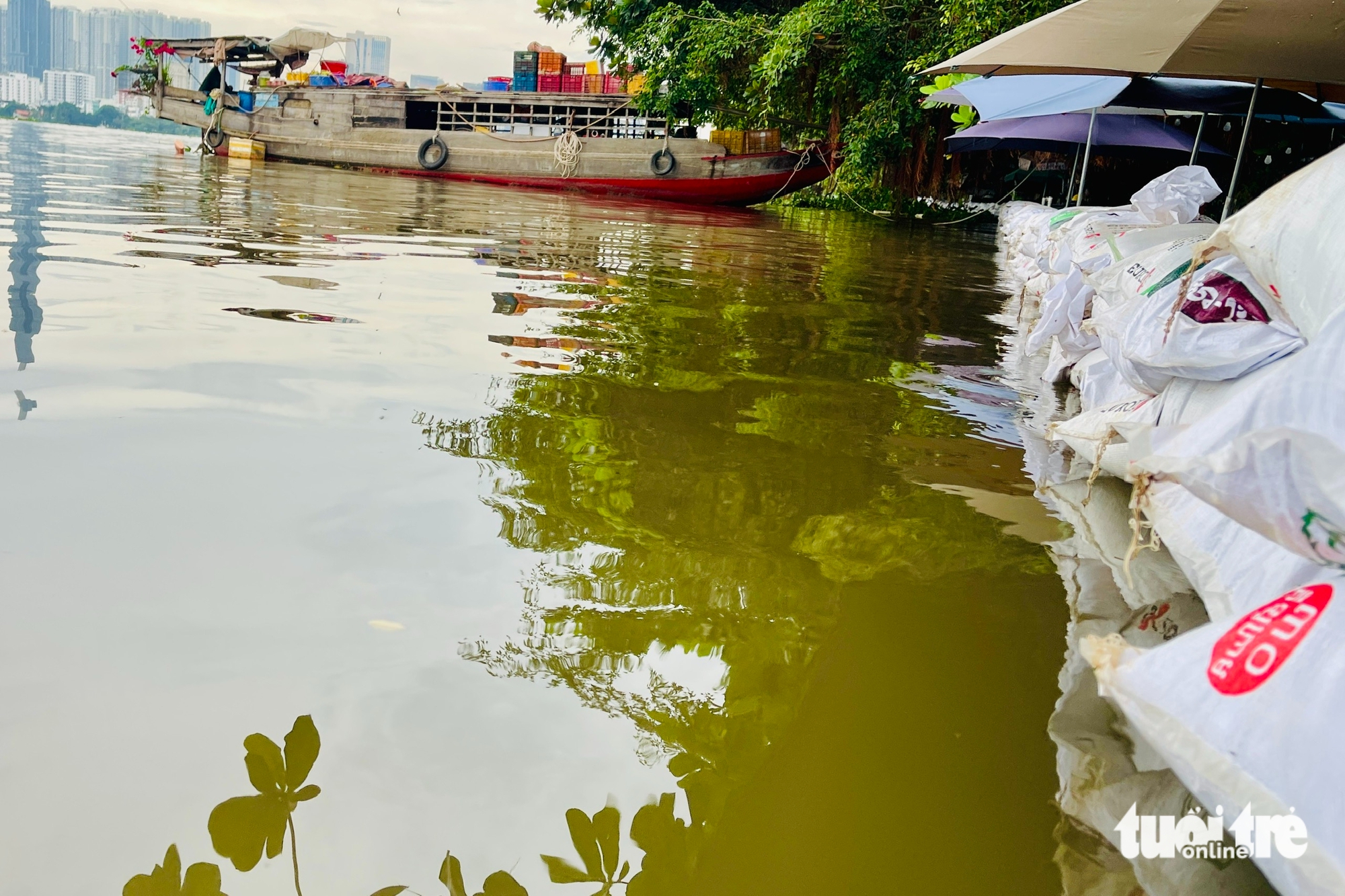 潮汐越过Thanh Đa的屏障，在Hiệp Phước淹没半辆车