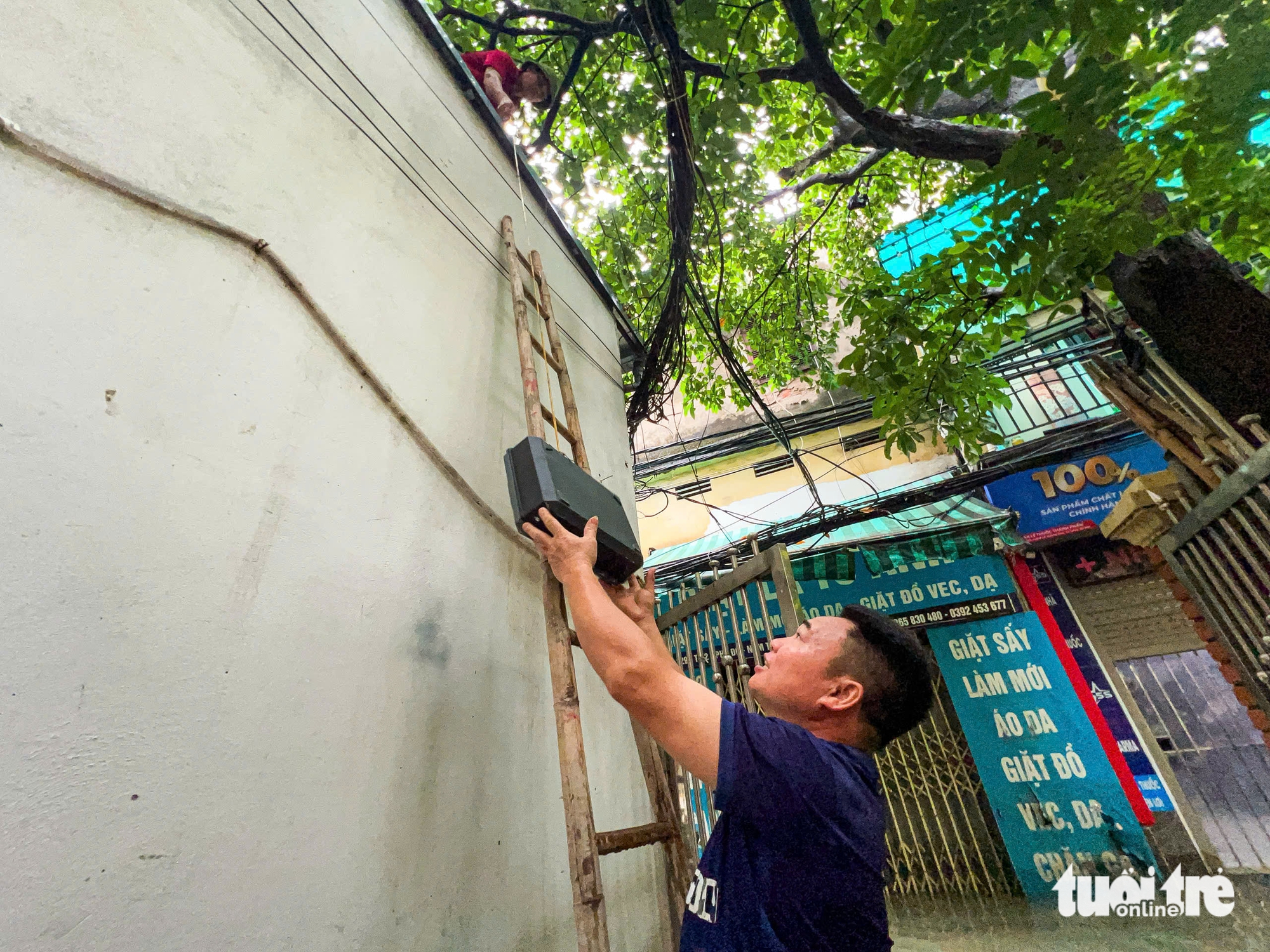 河内市民在洪水中艰难应对，有地方需用梯子爬进家门