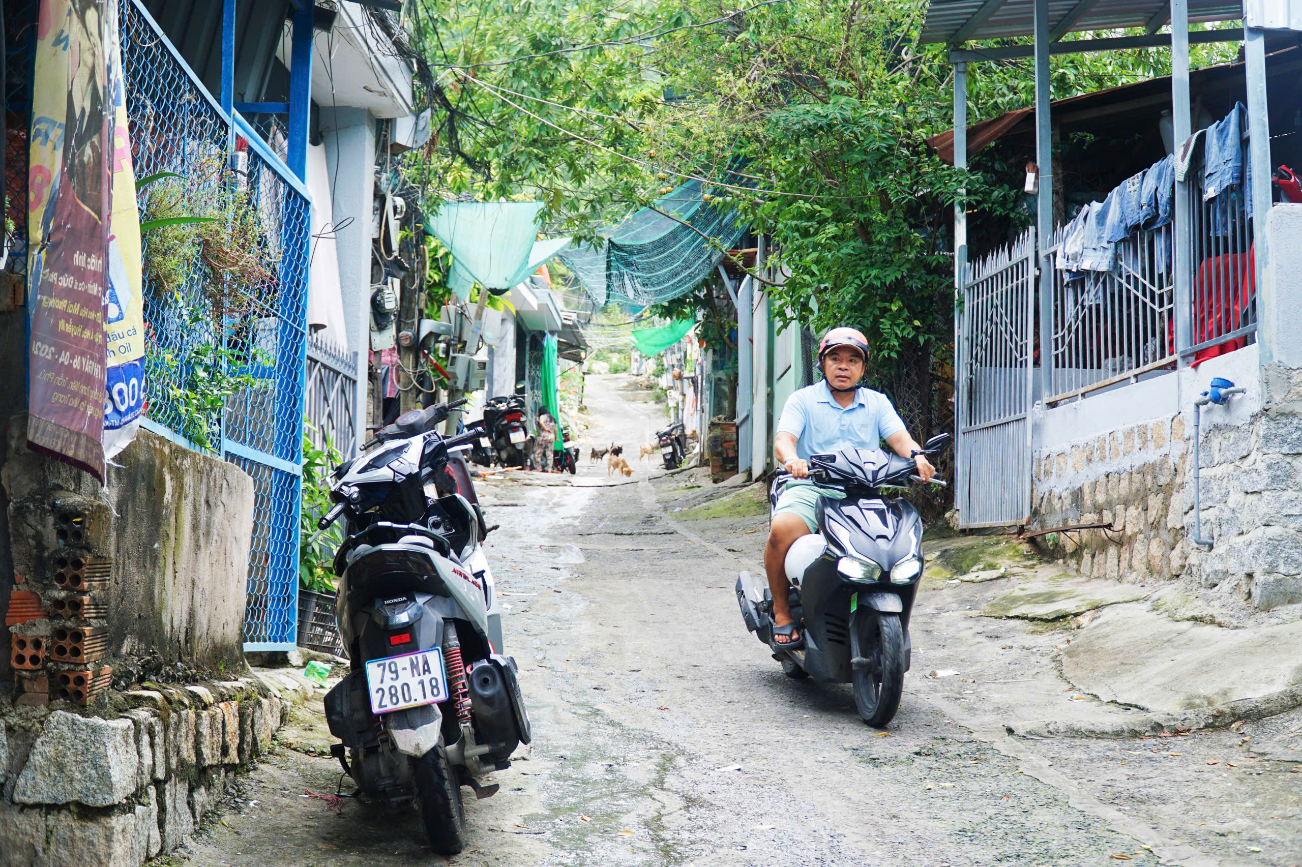 在台风Kalmaegi来临前疏散芽庄滑坡区居民