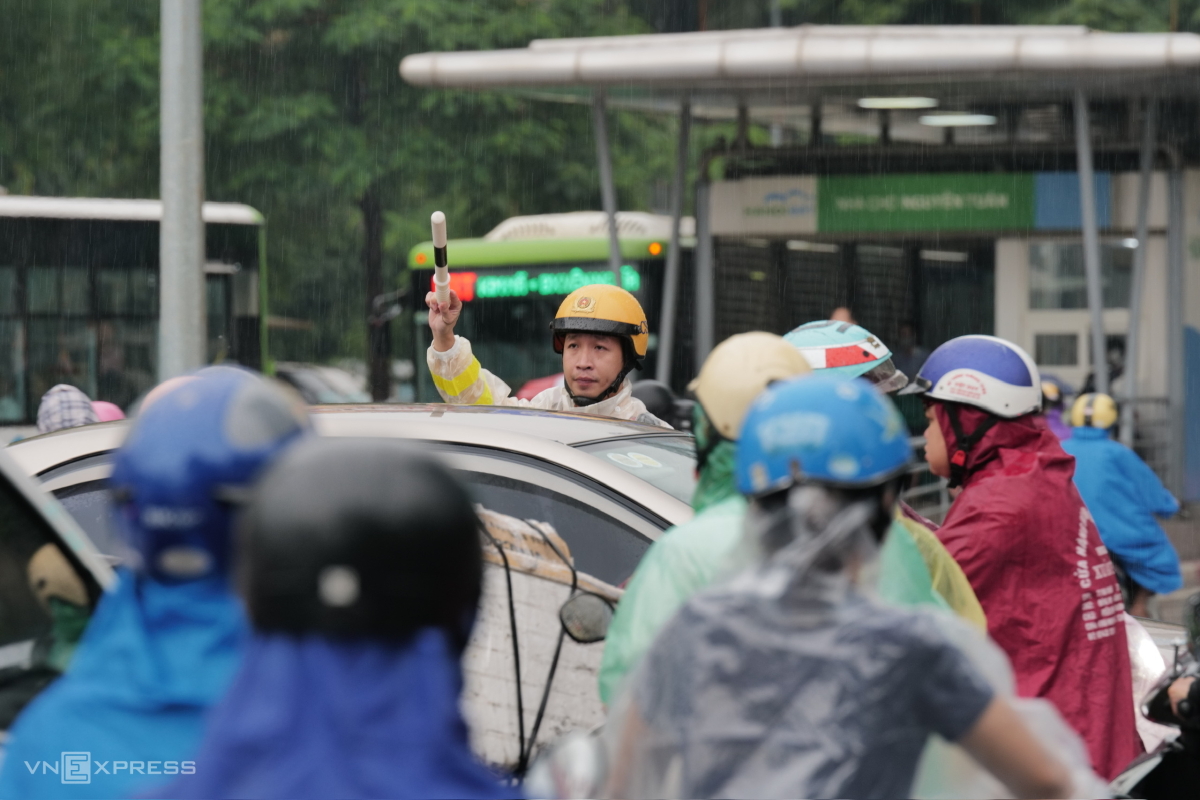 河内街道在雨中拥堵