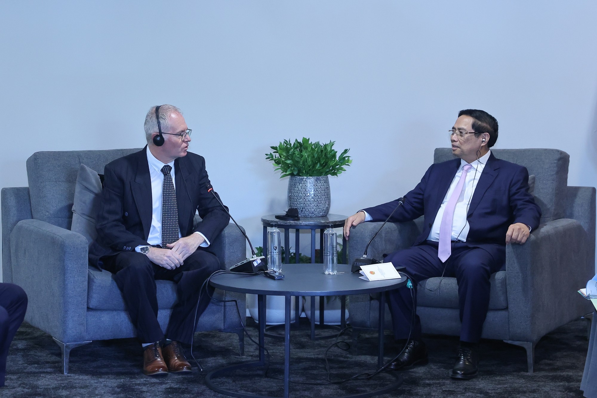 越南总理范明政访问非洲最大证券交易所