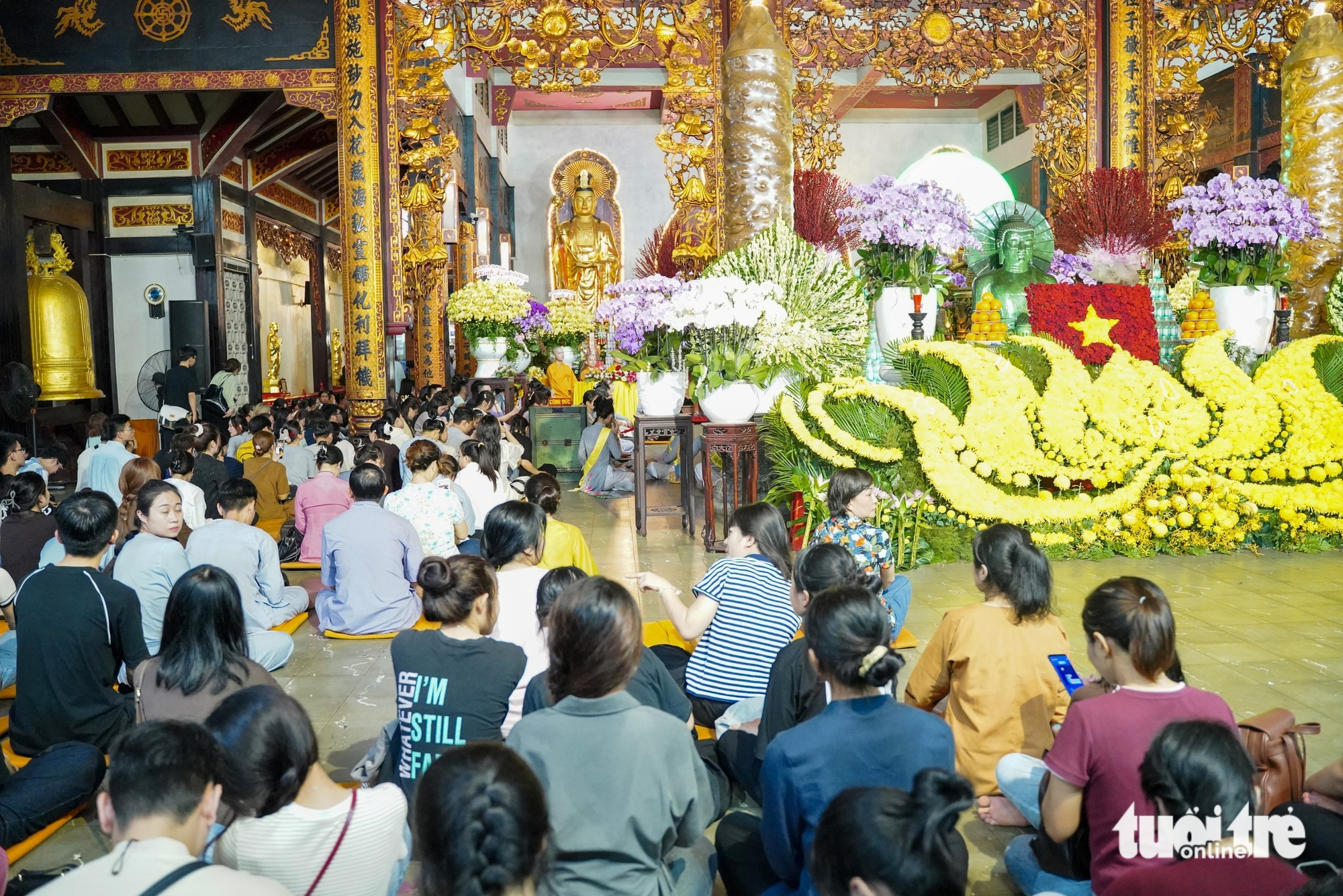 胡志明市市民冒雨在盂兰节期间参拜寺庙