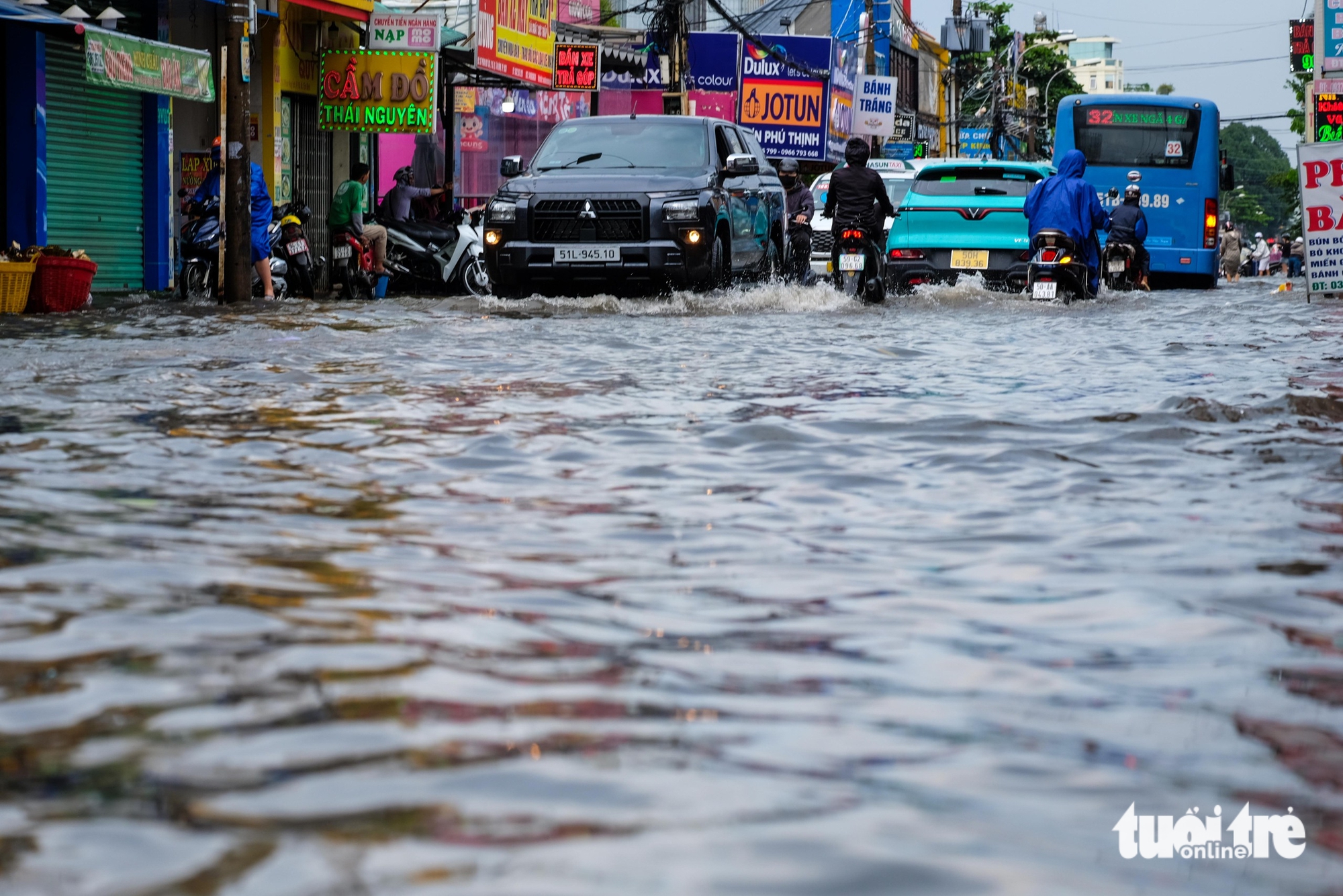 大雨导致胡志明市严重内涝，多辆汽车熄火