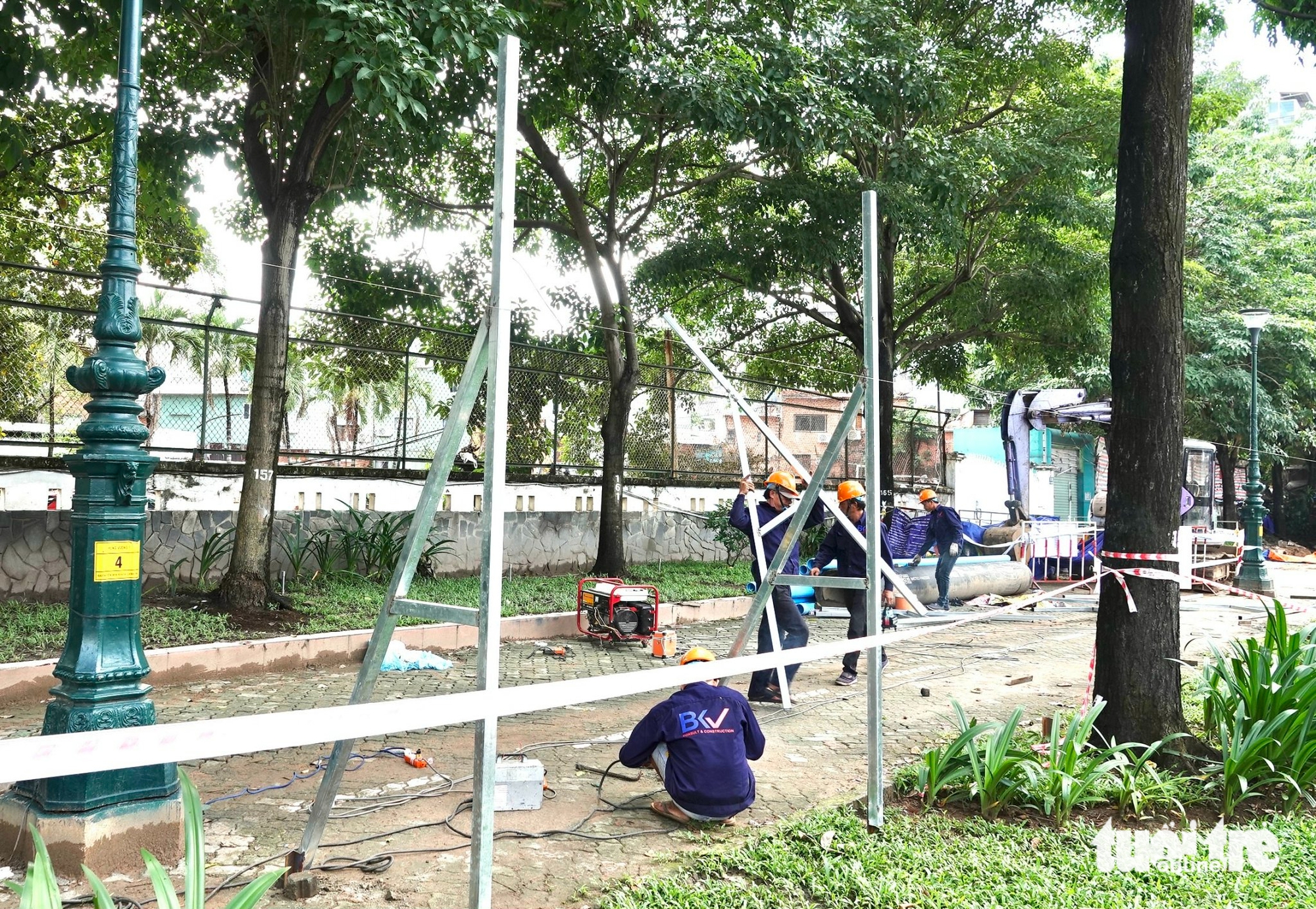 正在清理李太祖1号地块，建设象征团结战胜COVID-19的工程