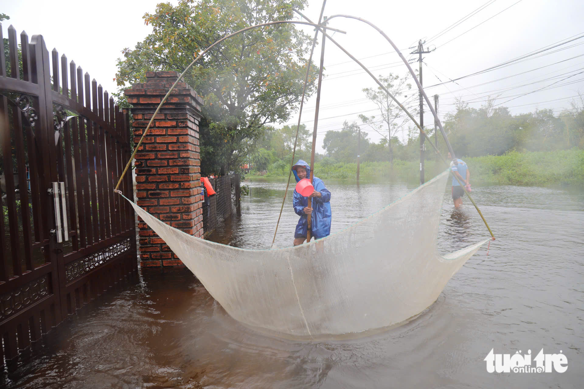 顺化洪涝区生活混乱，勉强维持生计