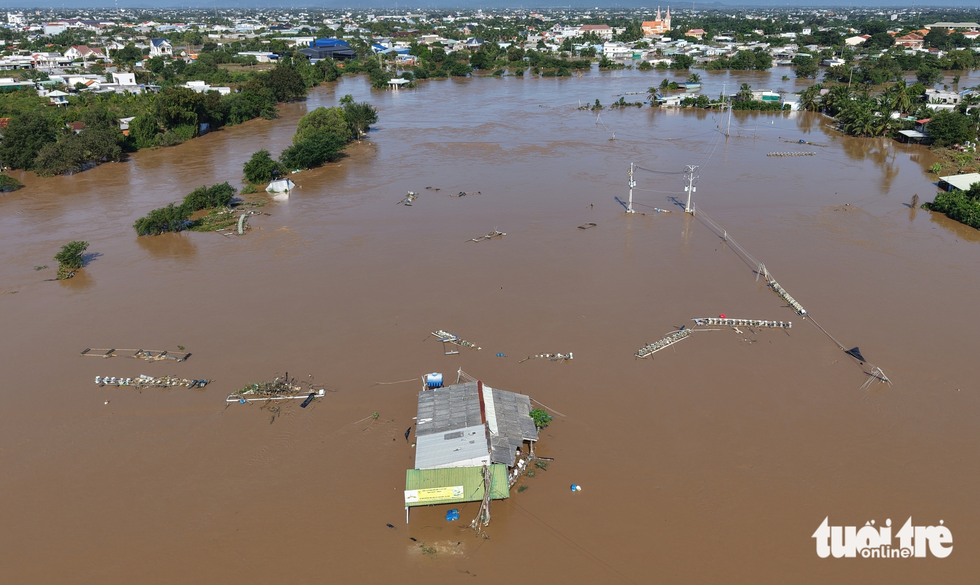 平顺旧区多地仍被洪水深淹