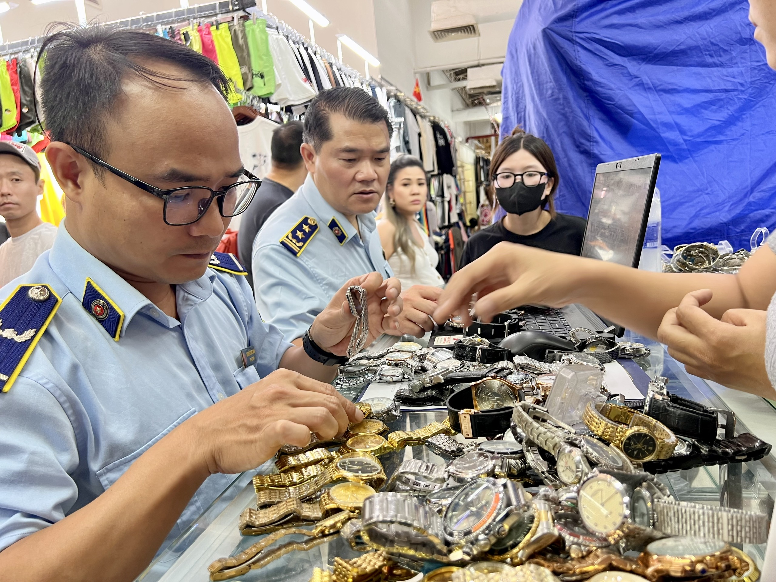 保护'警报'，西贡广场小贩立即关闭摊位以避免检查
