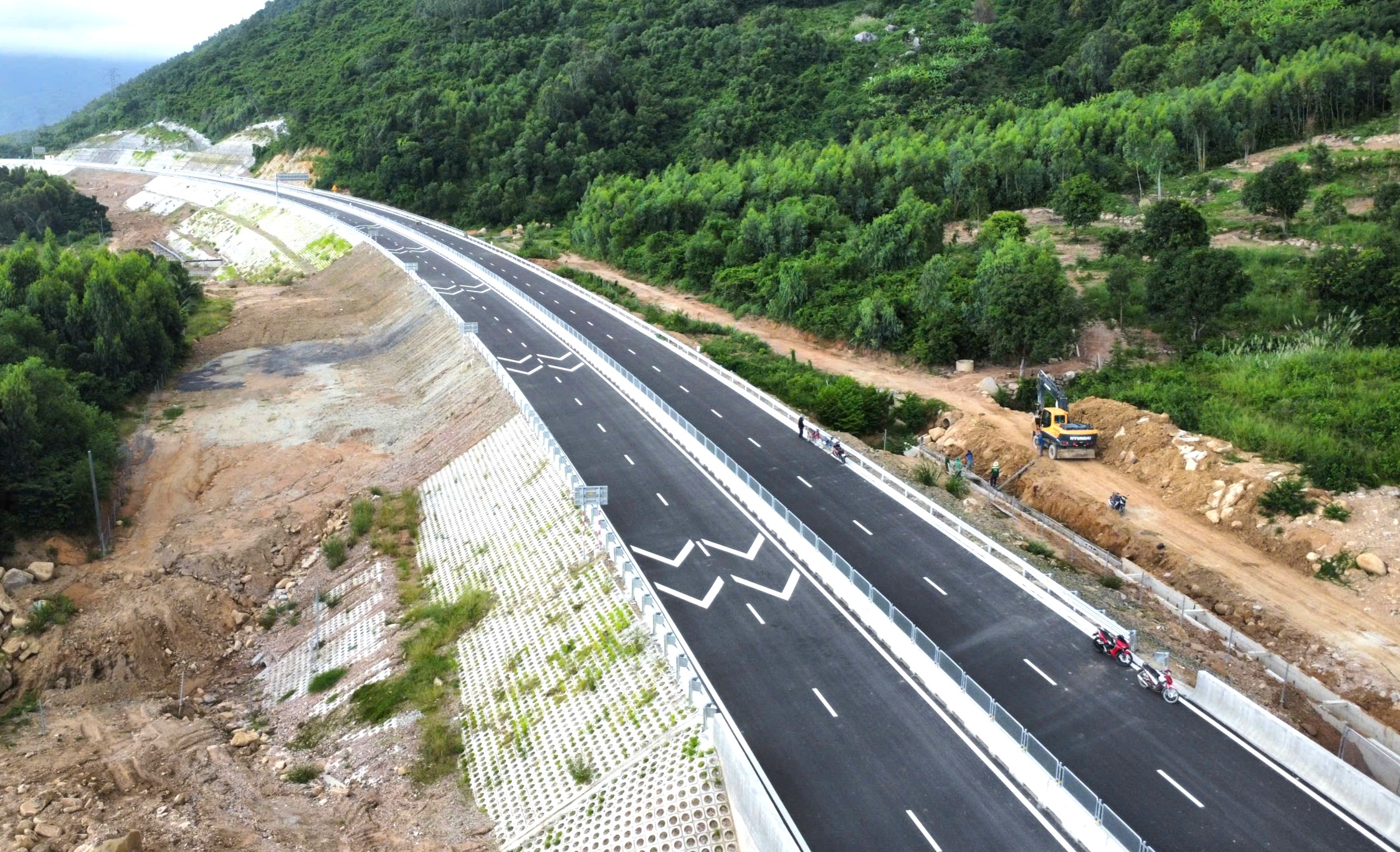 东部南北高速公路即将从胡志明市至云峰全线贯通