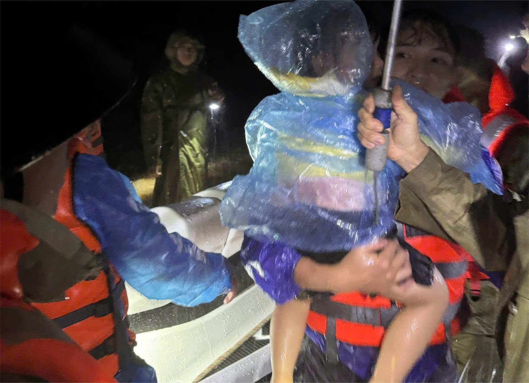 在夜间救援被洪水围困的一家人中的三人
