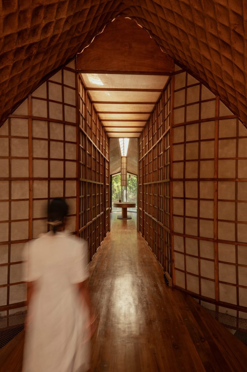 跨越水沟的桥梁房屋，带有奇特泥草制成的'穿山甲鳞片'