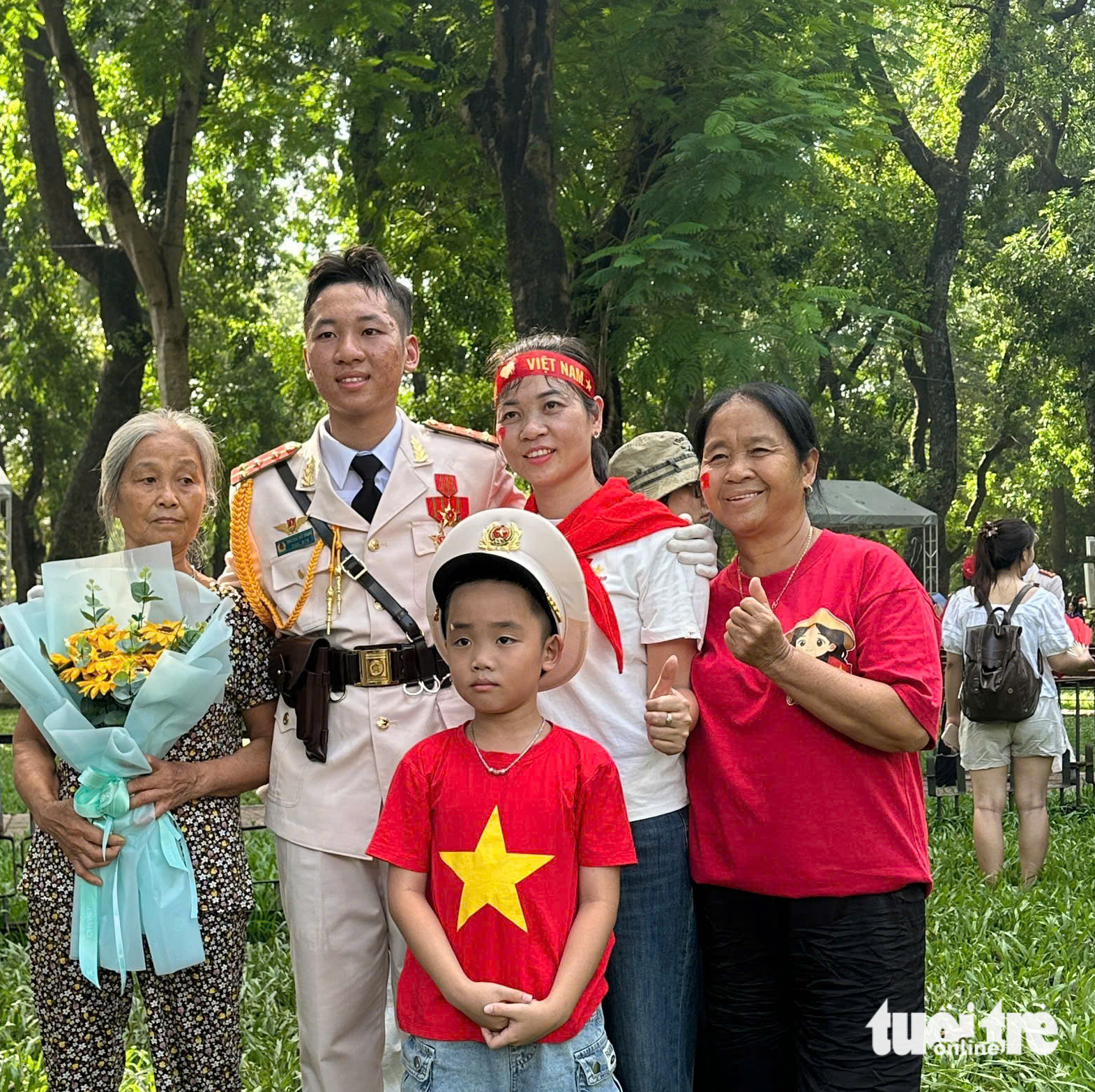 阅兵队伍在人民的欢呼声中行进