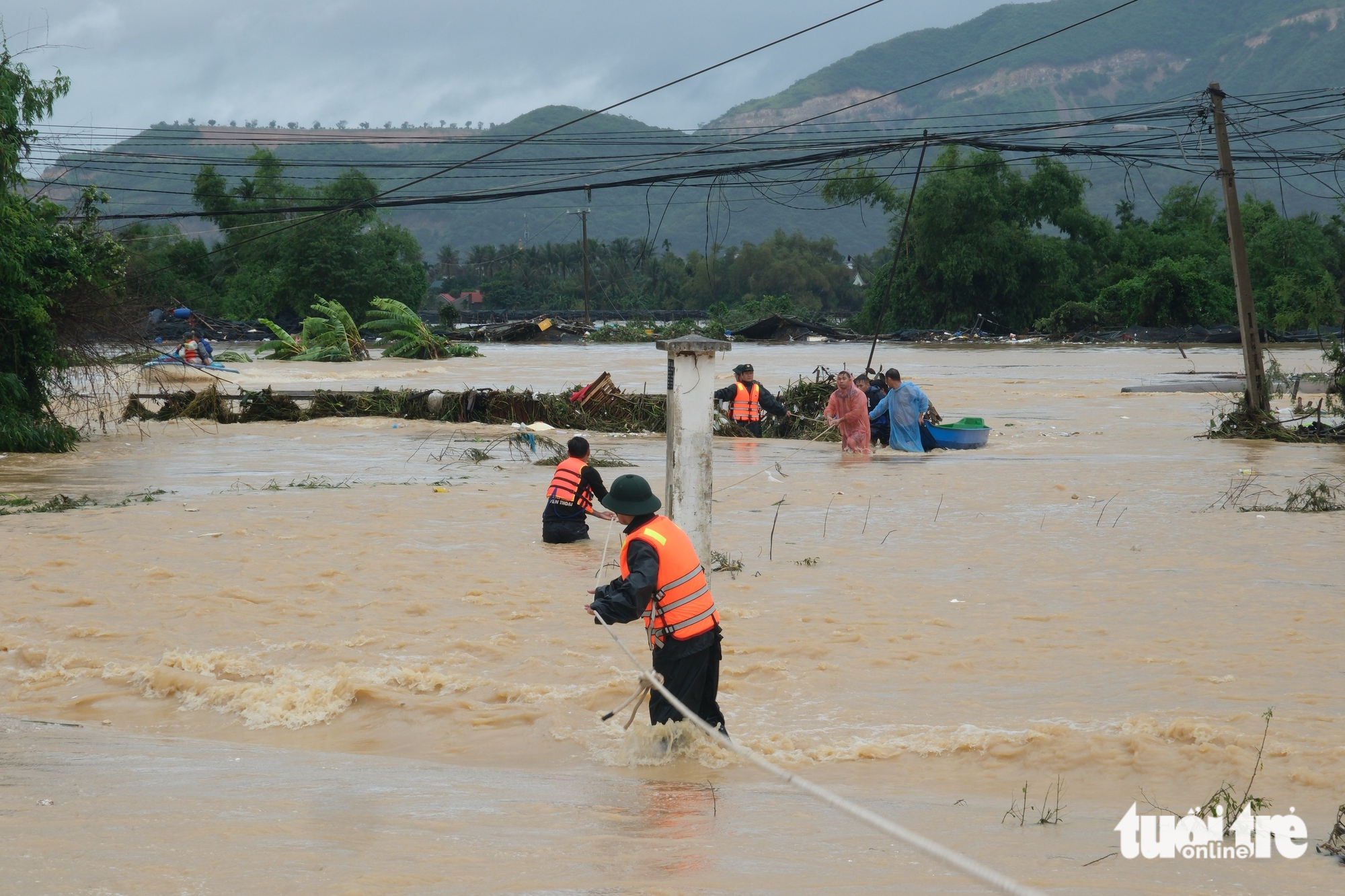 在洪水中浸泡两天后，庆和省延庆县国道1号沿线的1000户居民被疏散