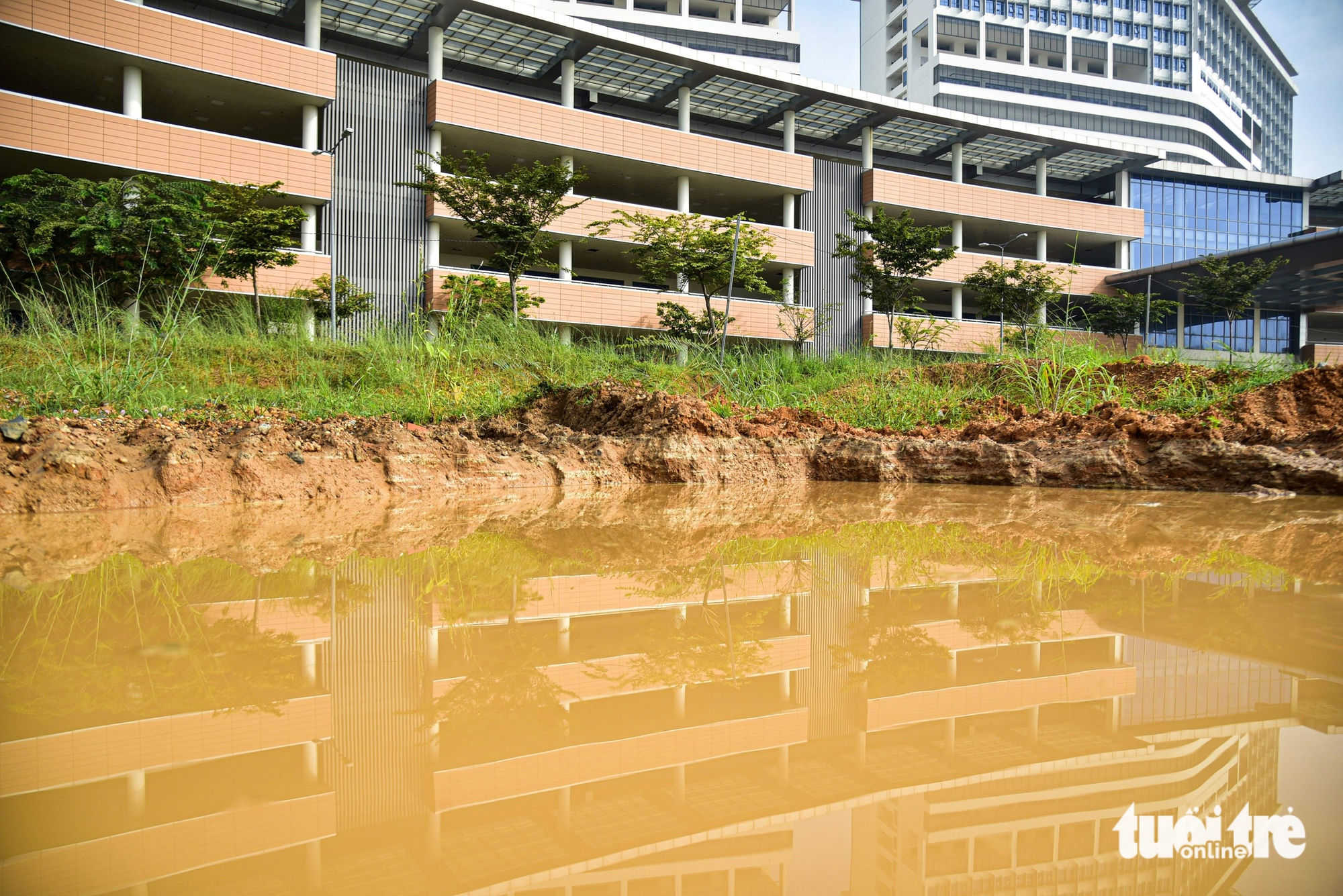 胡志明市4500亿越盾医院开工10年后现状：施工'应付了事'，杂草丛生