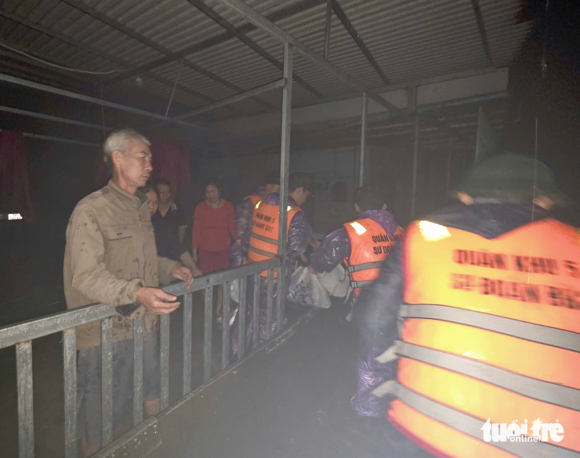 在屋顶上精疲力尽，缺少食物，看到军队的橡皮艇到来，民众激动落泪