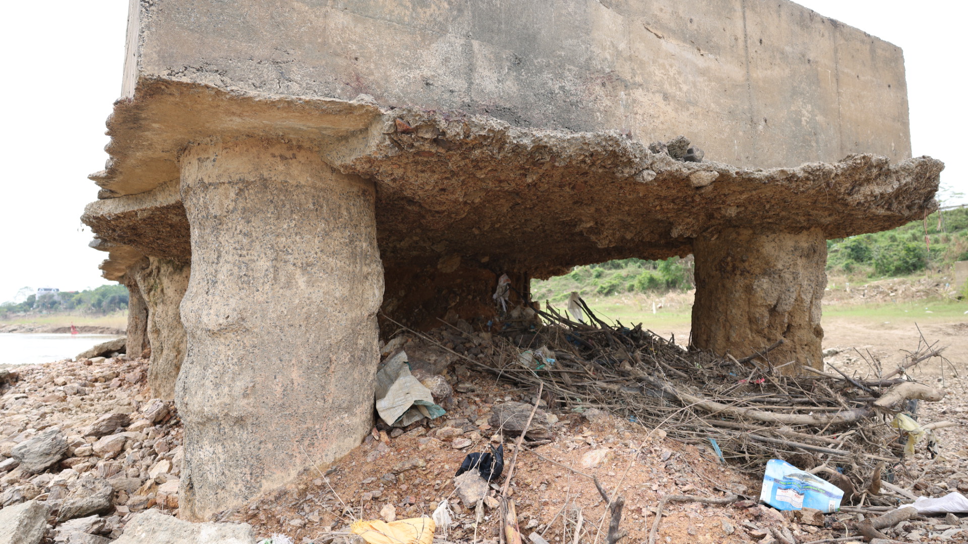 泸河桥墩损坏，暂时禁止汽车通行