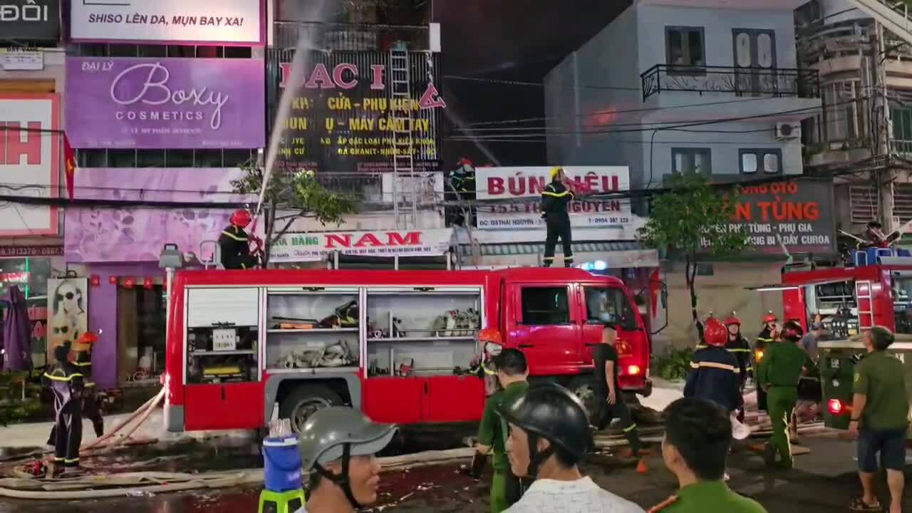 芽庄市中心四层楼房屋发生火灾