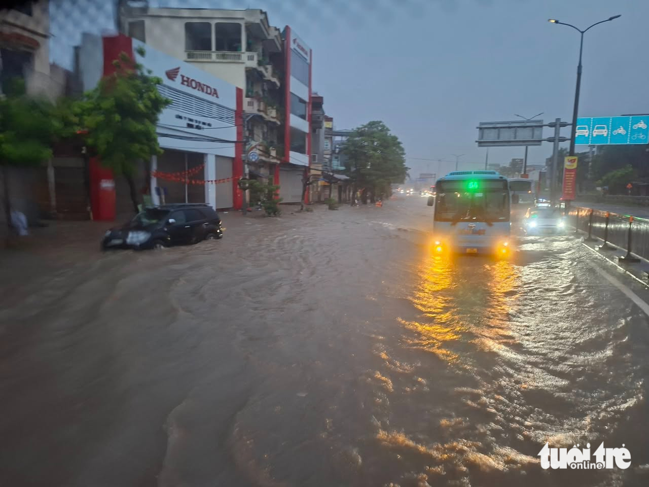 河内第五号台风整夜大雨，多条道路深积水，交通瘫痪