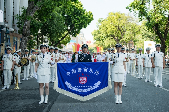 民众前往还剑湖观看骑兵，聆听军乐