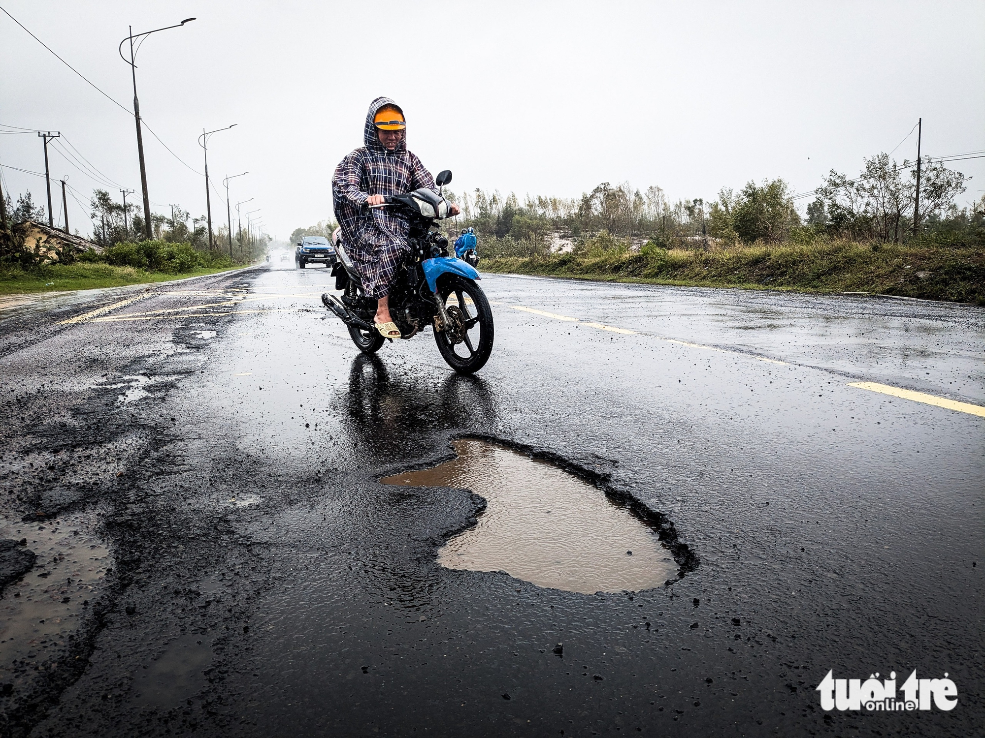 连接平定省和富安省的国道在洪水后布满坑洼和深坑