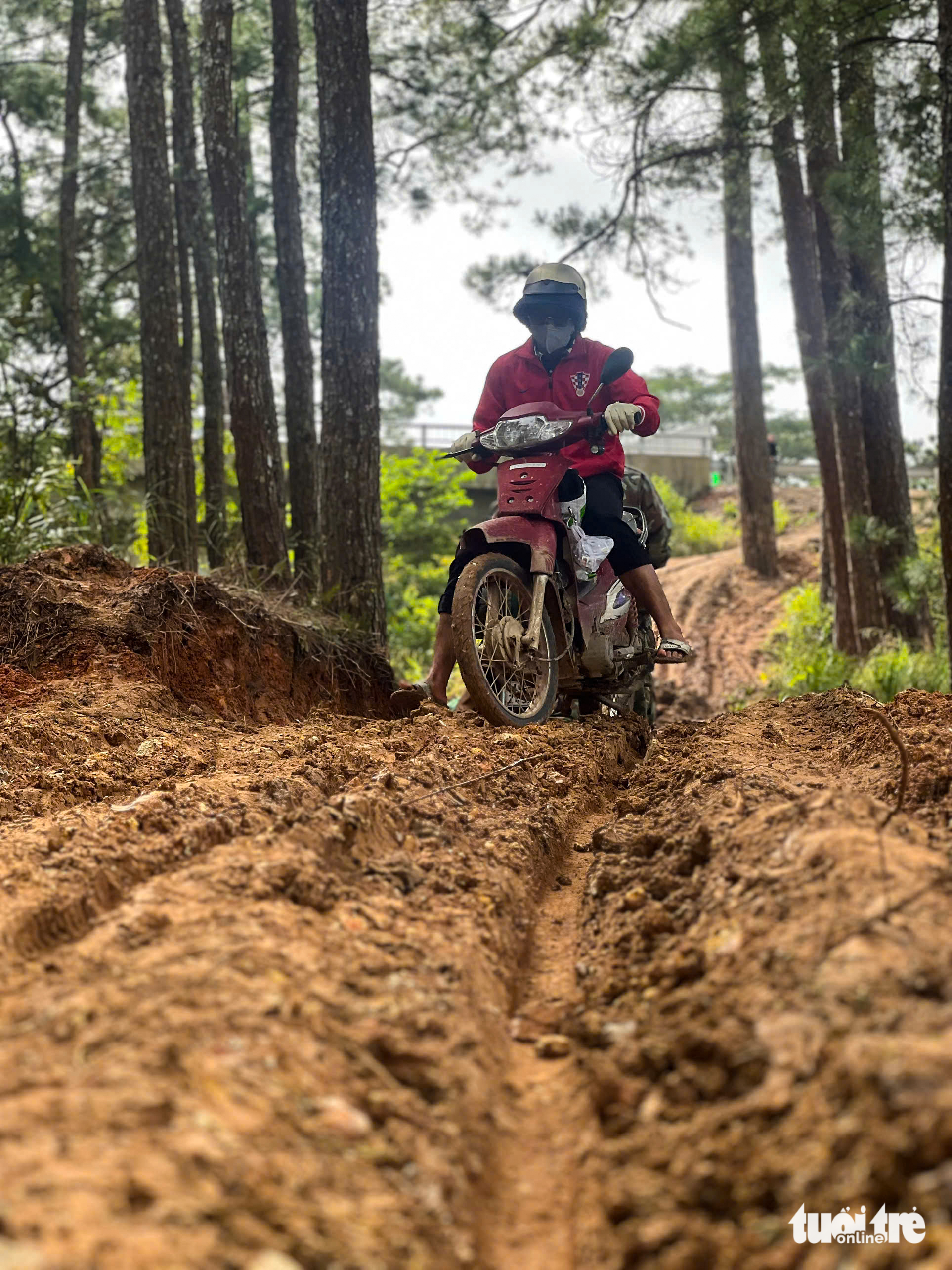 达叻山口长期关闭，民众泥泞跋涉穿越森林