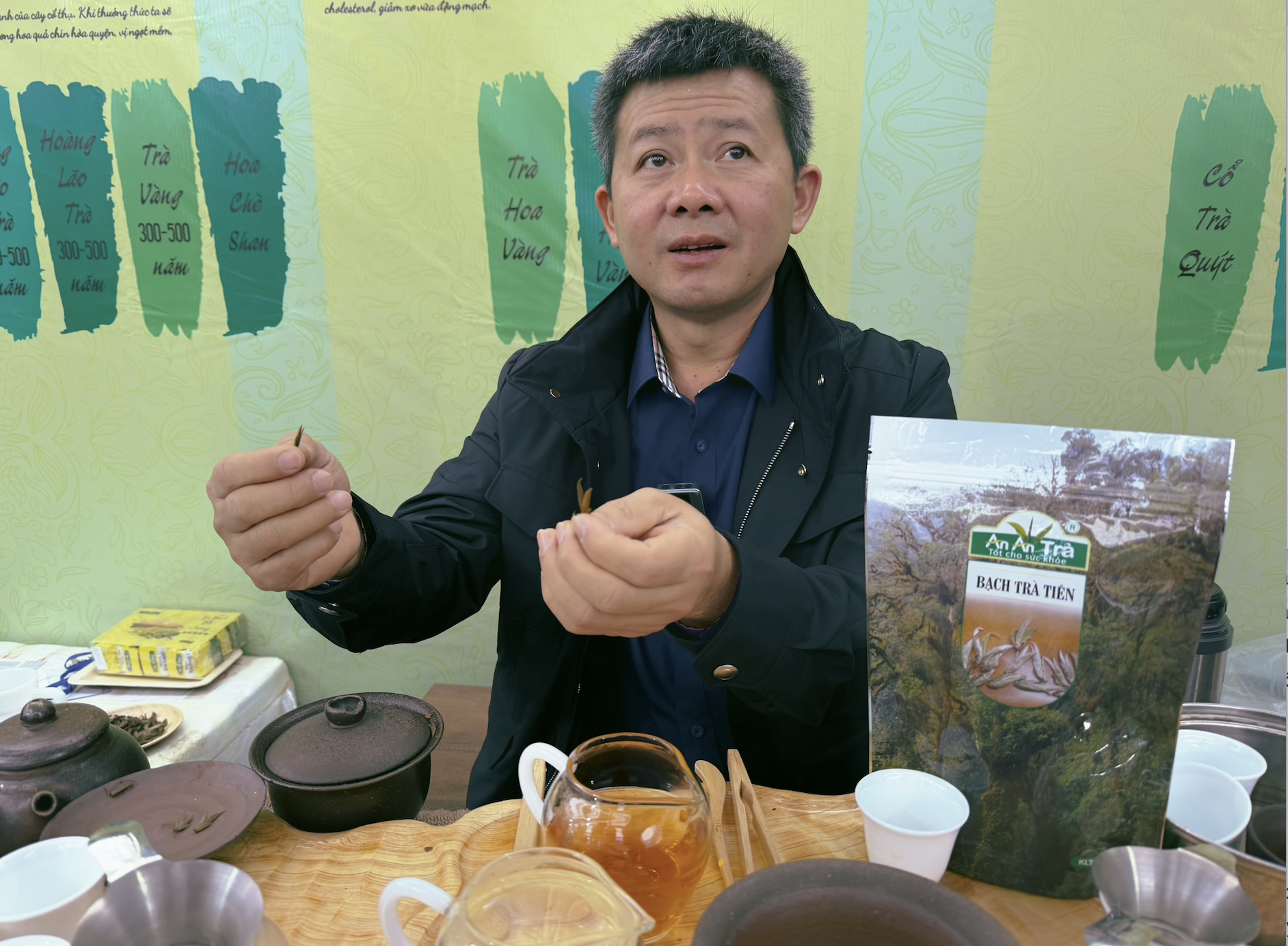 在世界地图上定位越南茶