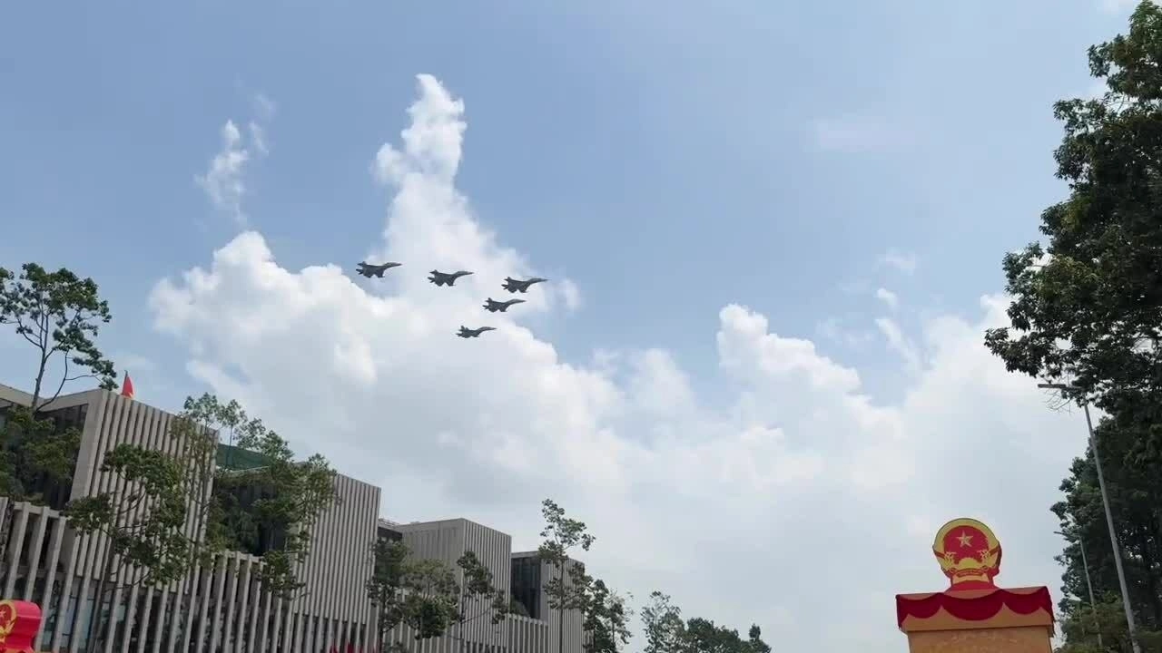 战斗机在巴亭广场上空盘旋