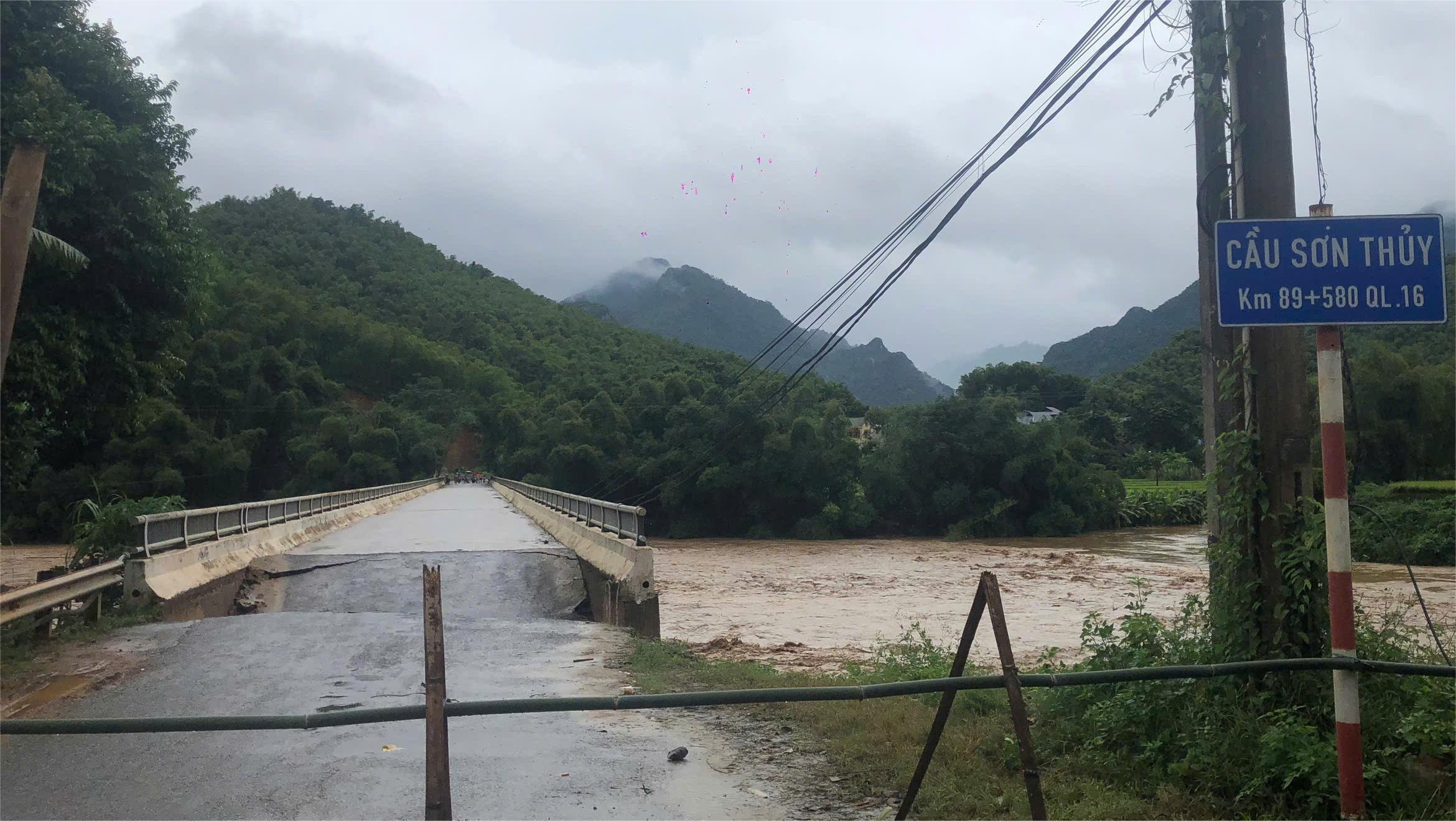 暴雨洪水因台风摧毁了清化省16号国道上桥的道路