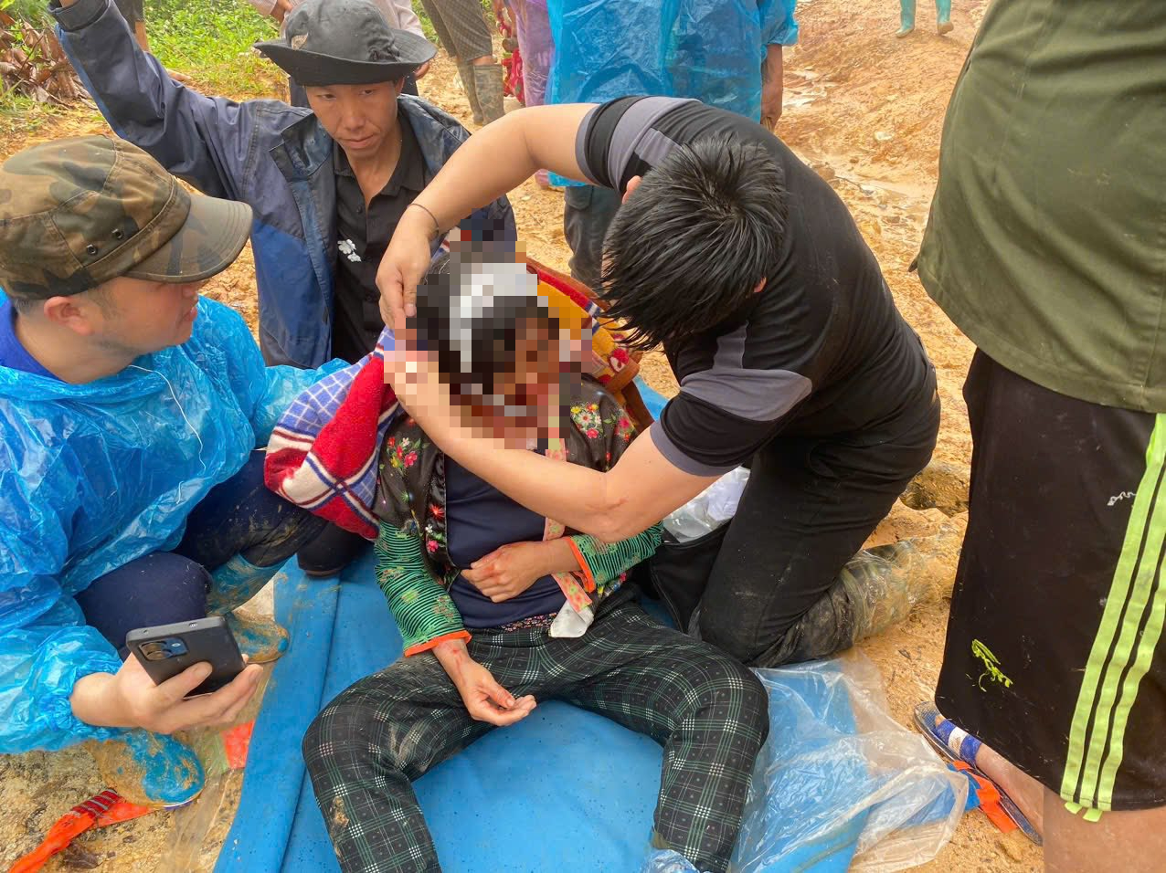 奠边村庄被洪水淹没至屋顶，洪水过后一片狼藉，造成12人死亡和失踪