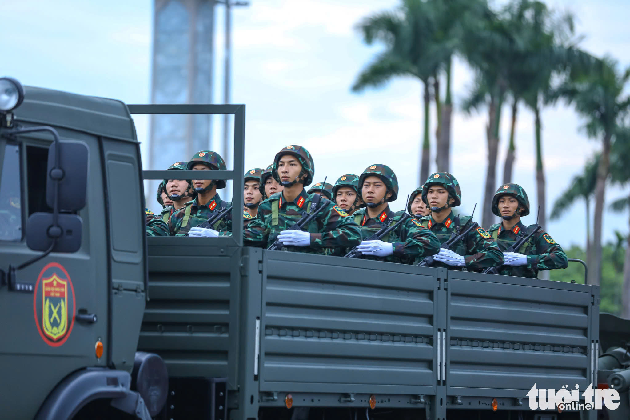 美亭体育场鸣炮，开启阅兵游行合练序幕
