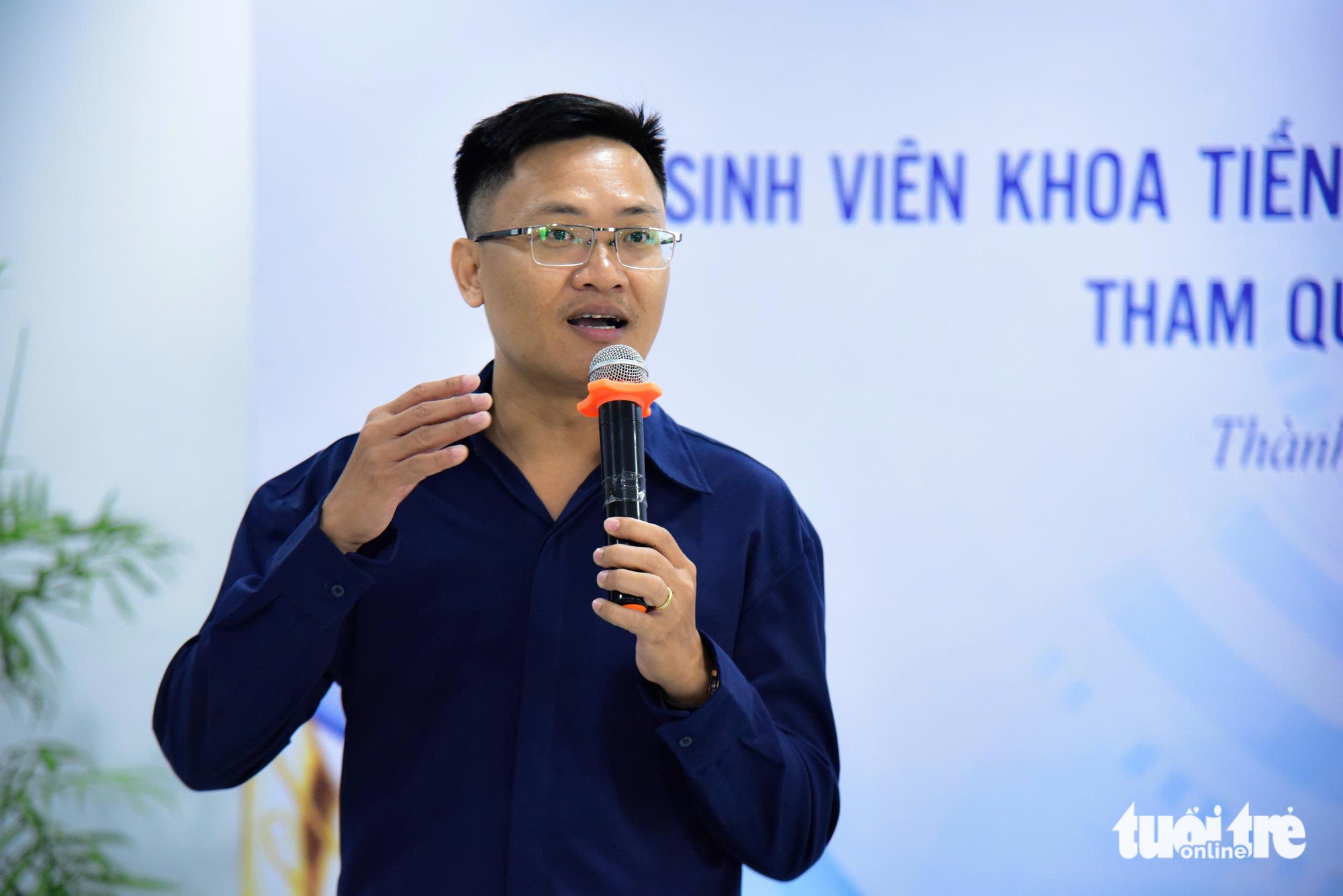 胡志明市师范大学学生了解《青年报》的新闻制作流程